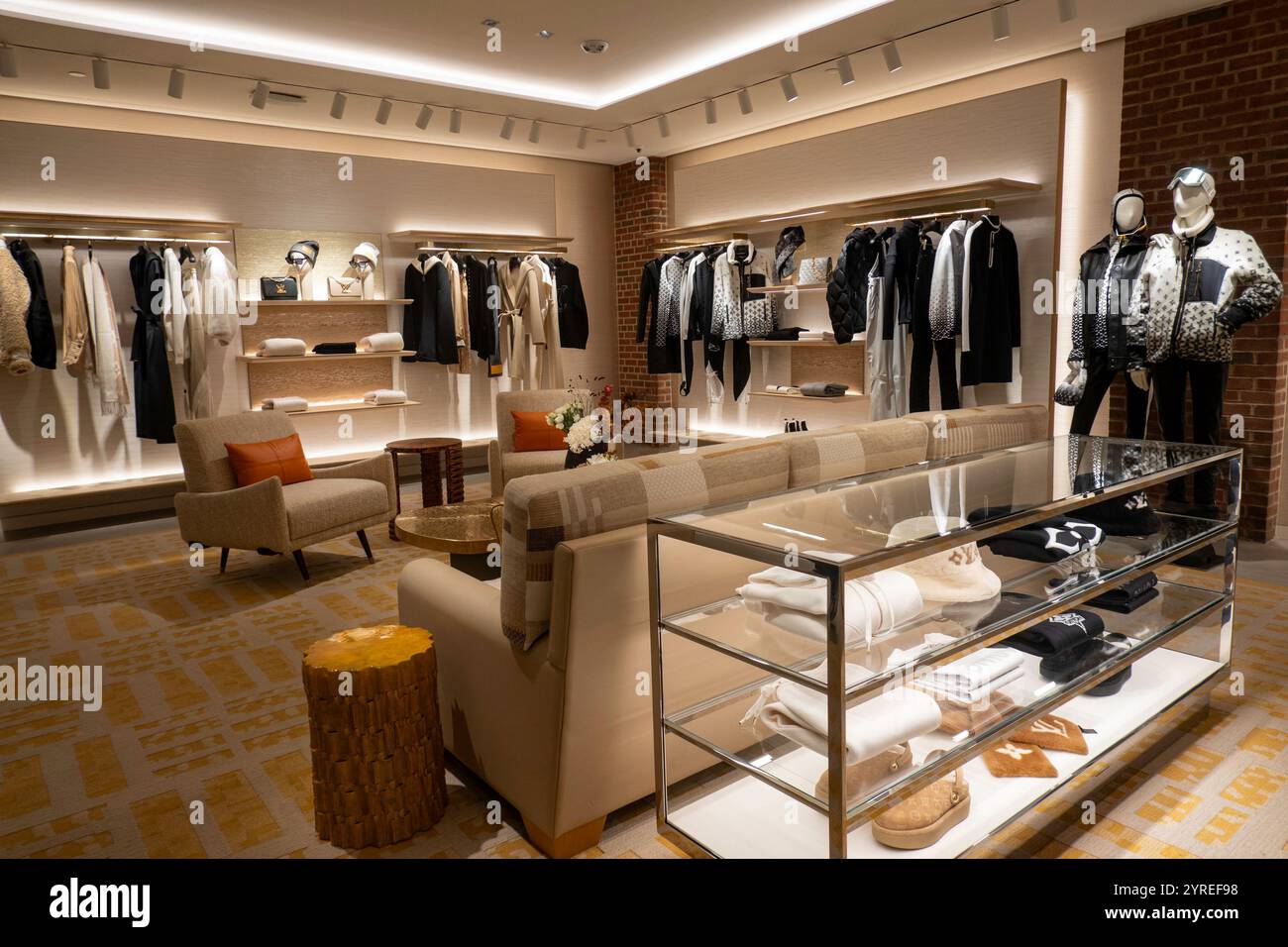 Le magasin temporaire Louis Vuitton a déménagé au 6 E. 57th équipé, 2024, New York City, USA Banque D'Images