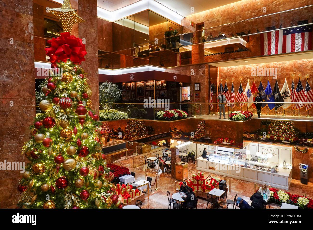 L'intérieur de la tour Trump comprend des restaurants et des magasins, New York City, États-Unis, saison des fêtes 2024. Banque D'Images