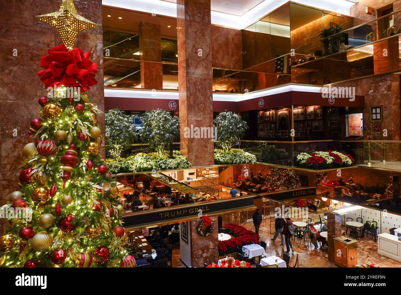 L'intérieur de la tour Trump comprend des restaurants et des magasins, New York City, États-Unis, saison des fêtes 2024. Banque D'Images