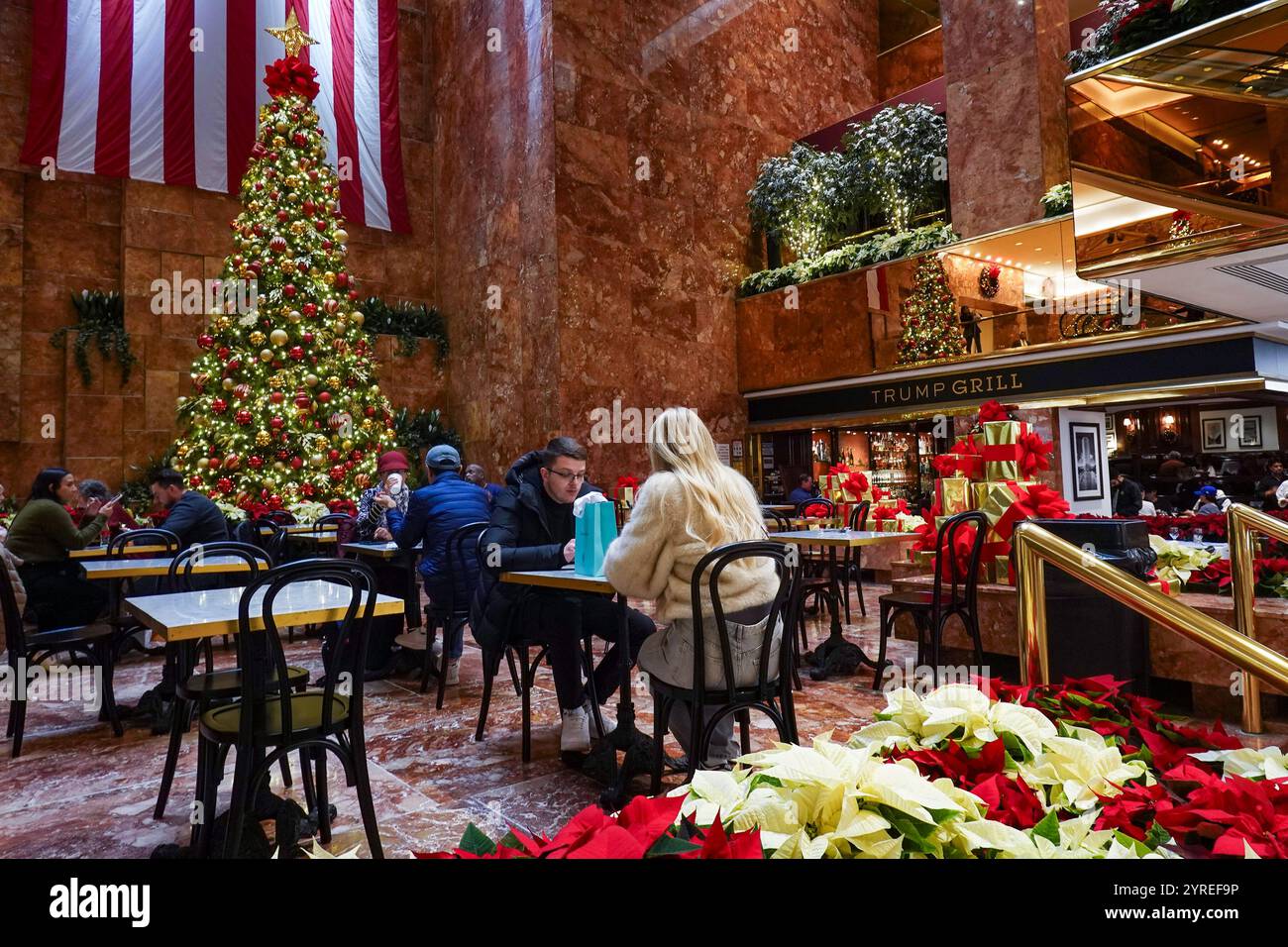 L'intérieur de la tour Trump comprend des restaurants et des magasins, New York City, États-Unis, saison des fêtes 2024. Banque D'Images