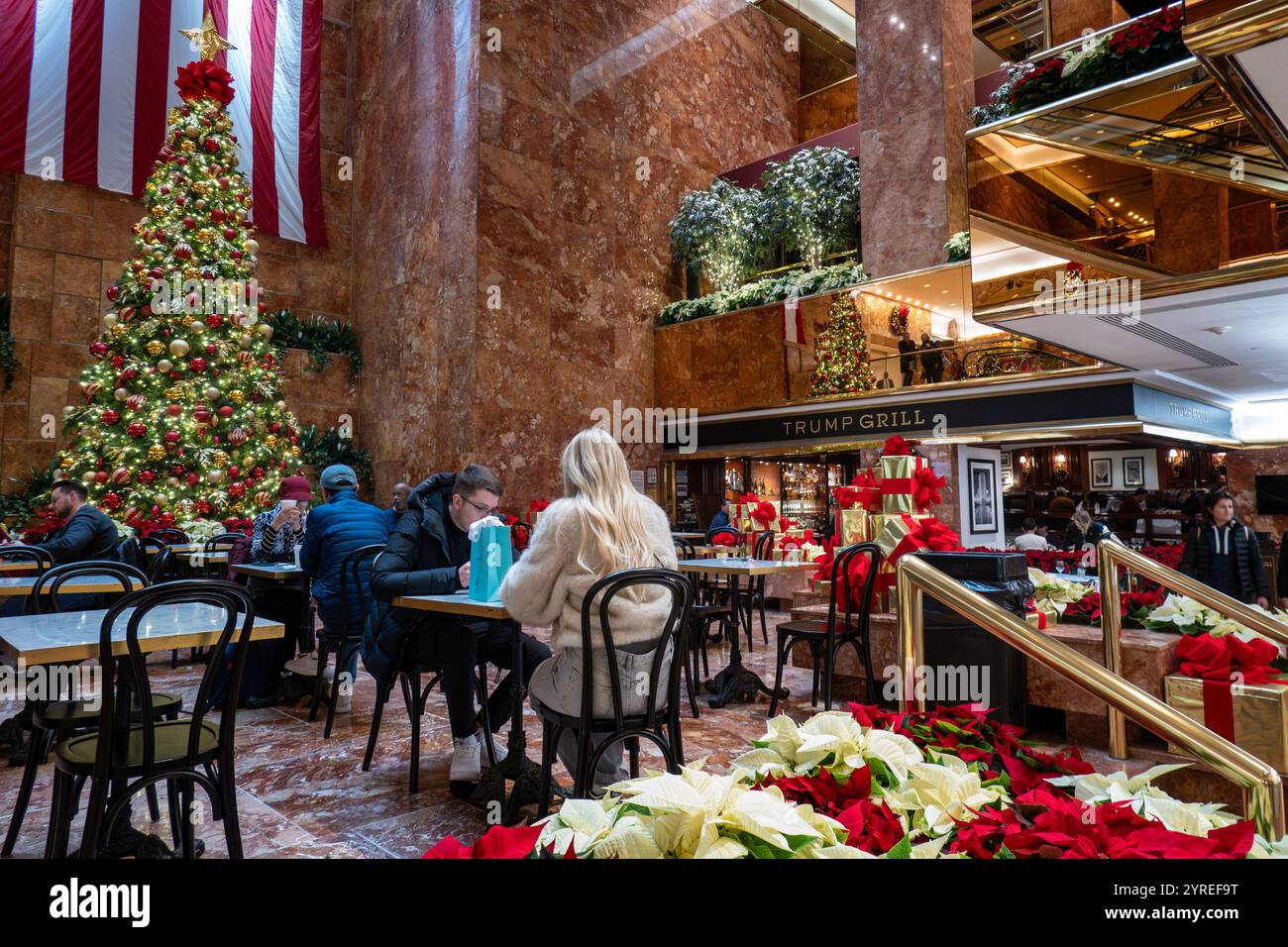 L'intérieur de la tour Trump comprend des restaurants et des magasins, New York City, États-Unis, saison des fêtes 2024. Banque D'Images