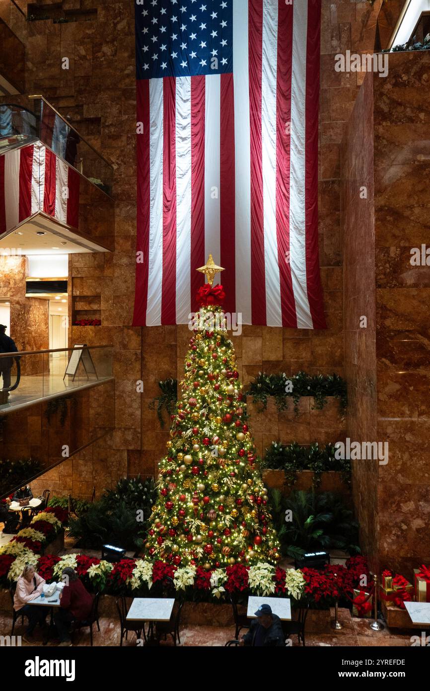 L'intérieur de la tour Trump comprend des restaurants et des magasins, New York City, États-Unis, saison des fêtes 2024. Banque D'Images