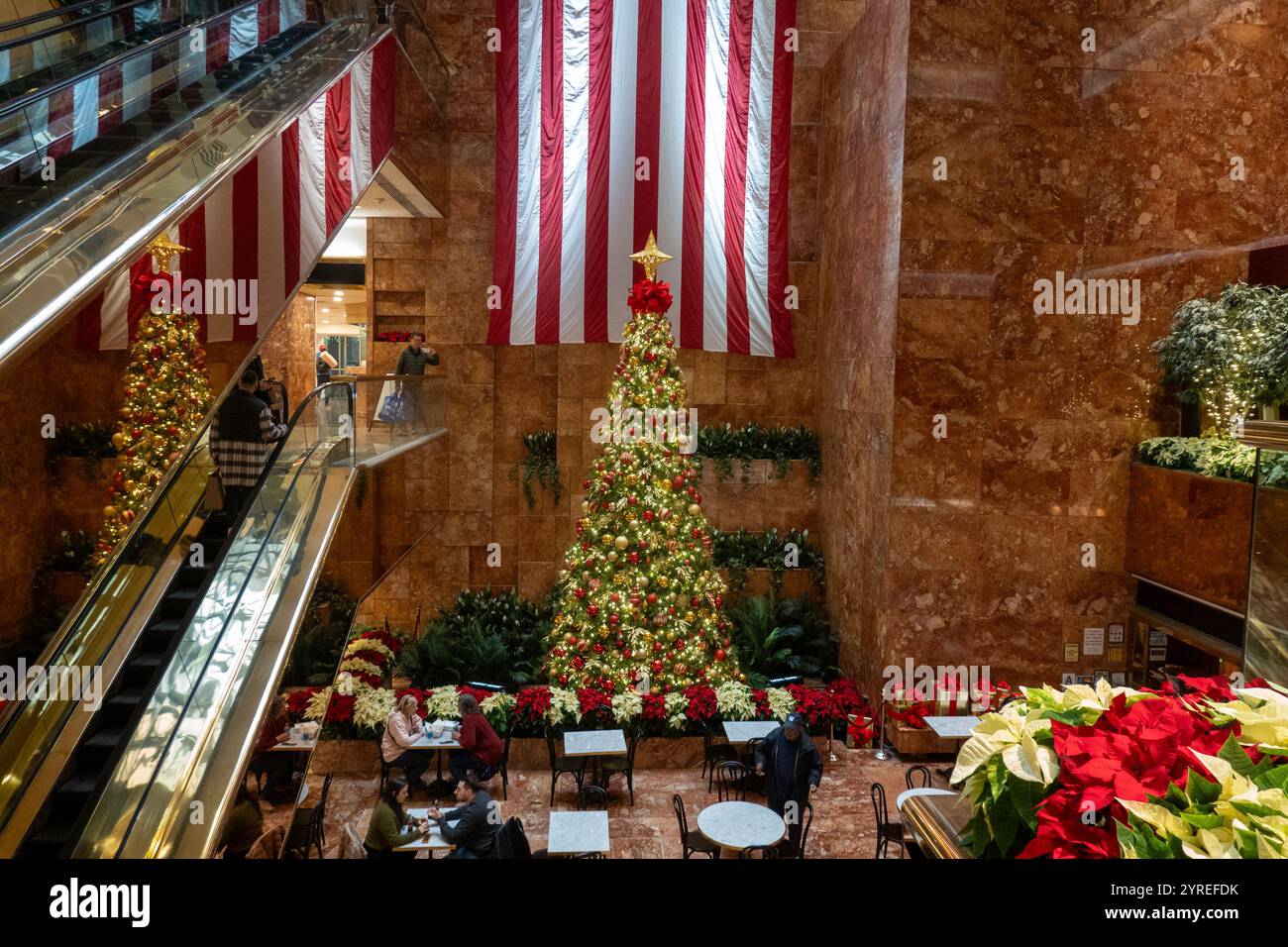 L'intérieur de la tour Trump comprend des restaurants et des magasins, New York City, États-Unis, saison des fêtes 2024. Banque D'Images
