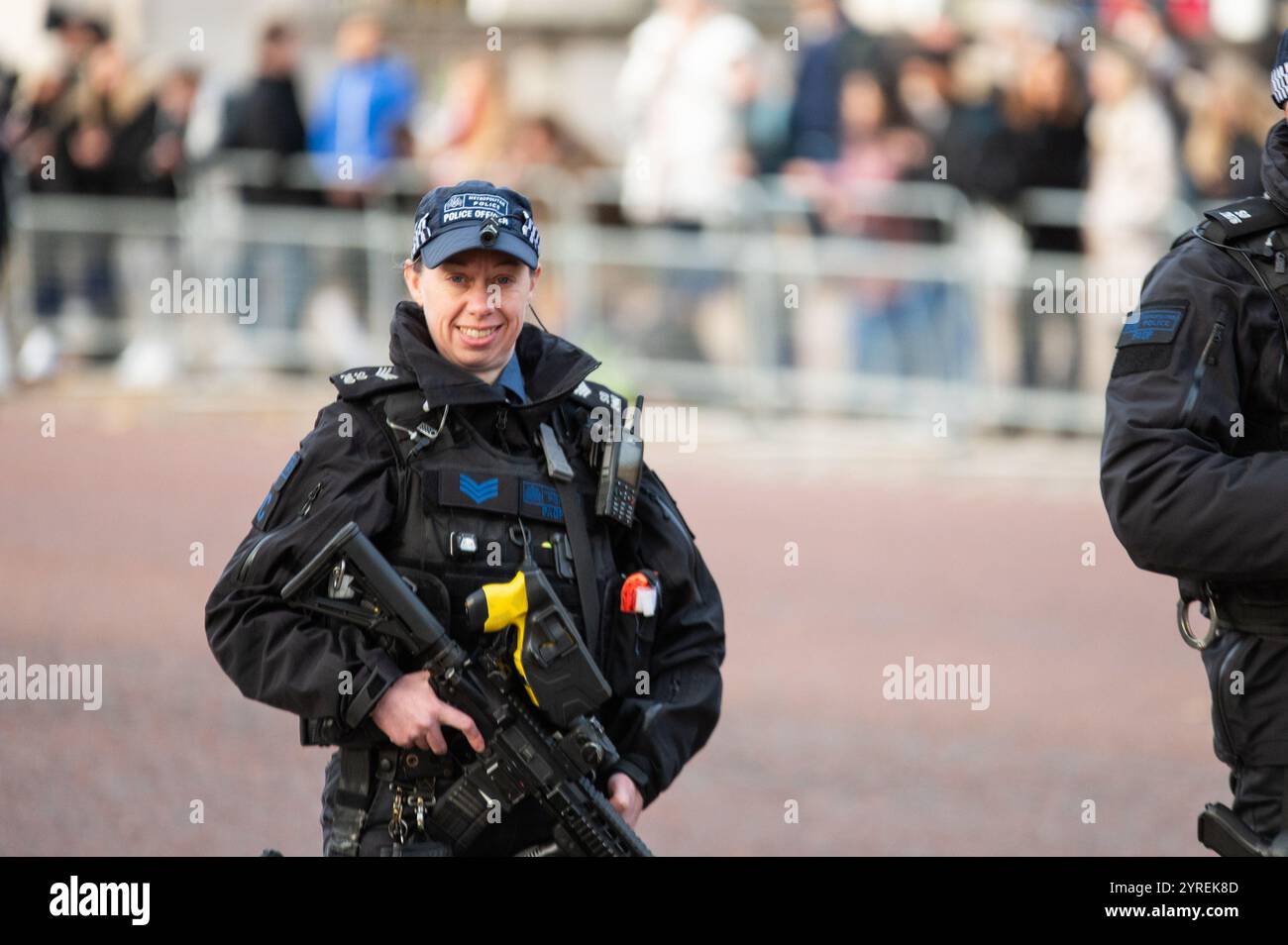 Londres, Royaume-Uni. 03 décembre 2024. Des policiers armés patrouillent dans le centre commercial. L'Émir de l'État du Qatar, accompagné de Sheikha Jawaher bint Hamad bin Suhaim Al Thani, effectue une visite d'État au Royaume-Uni. (Photo de David Tramontan/SOPA images/SIPA USA) crédit : SIPA USA/Alamy Live News Banque D'Images