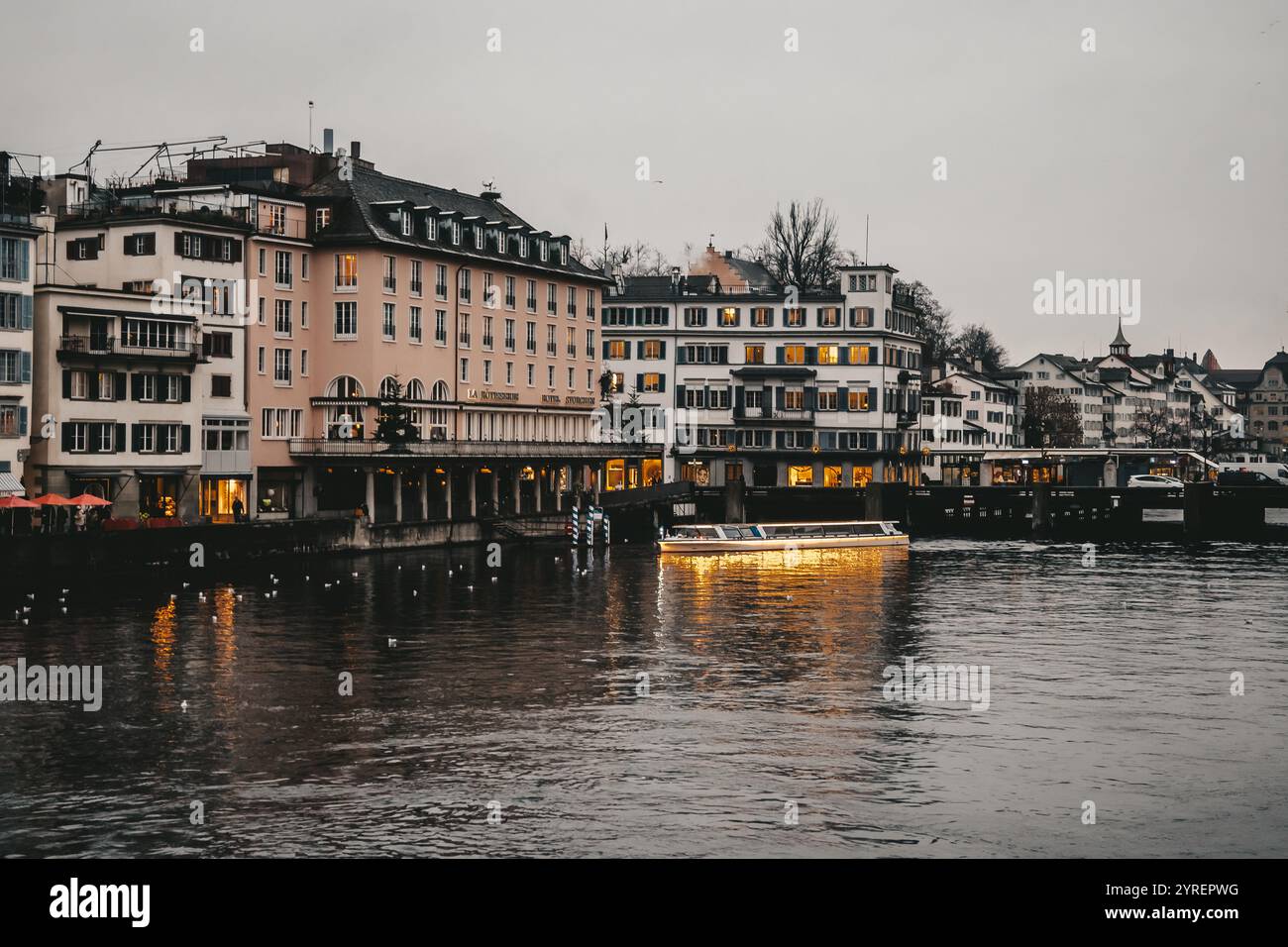 Une vue panoramique sur les rues de Zurich, avec le fleuve, les monuments emblématiques et les églises, capturant l'essence du charme de la ville. Banque D'Images