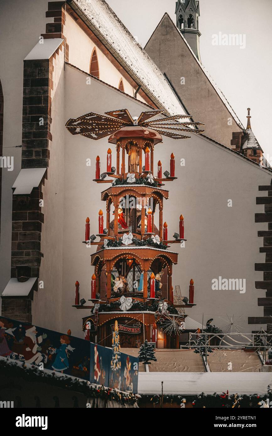 Un marché de Noël bernois animé rempli de lumières festives, de clients de vacances et de friandises saisonnières, capturant l'esprit de la saison en Suisse Banque D'Images