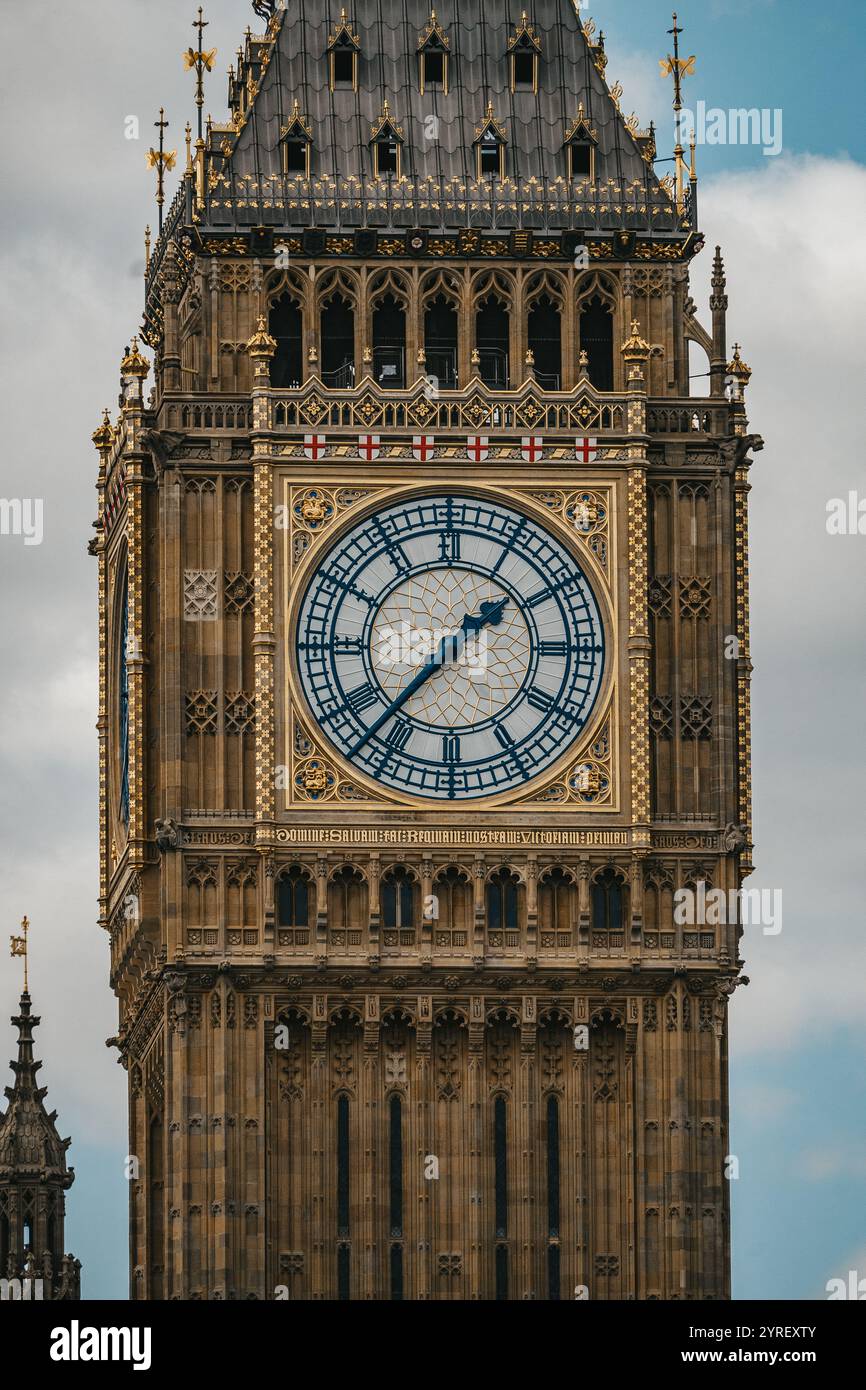 Big Ben et le Westminster Palace à Londres sont des symboles emblématiques du patrimoine britannique, mettant en valeur l’architecture historique et la grandeur de la ville. Banque D'Images