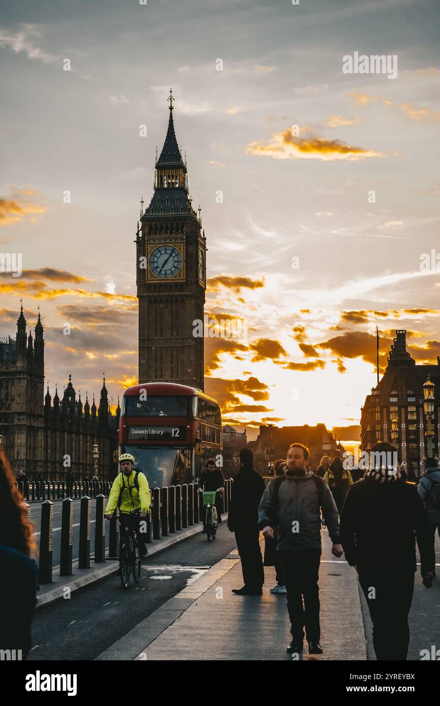 Un superbe panorama urbain londonien, avec des monuments emblématiques et la Tamise au coucher du soleil, dans un cadre urbain dynamique. Banque D'Images