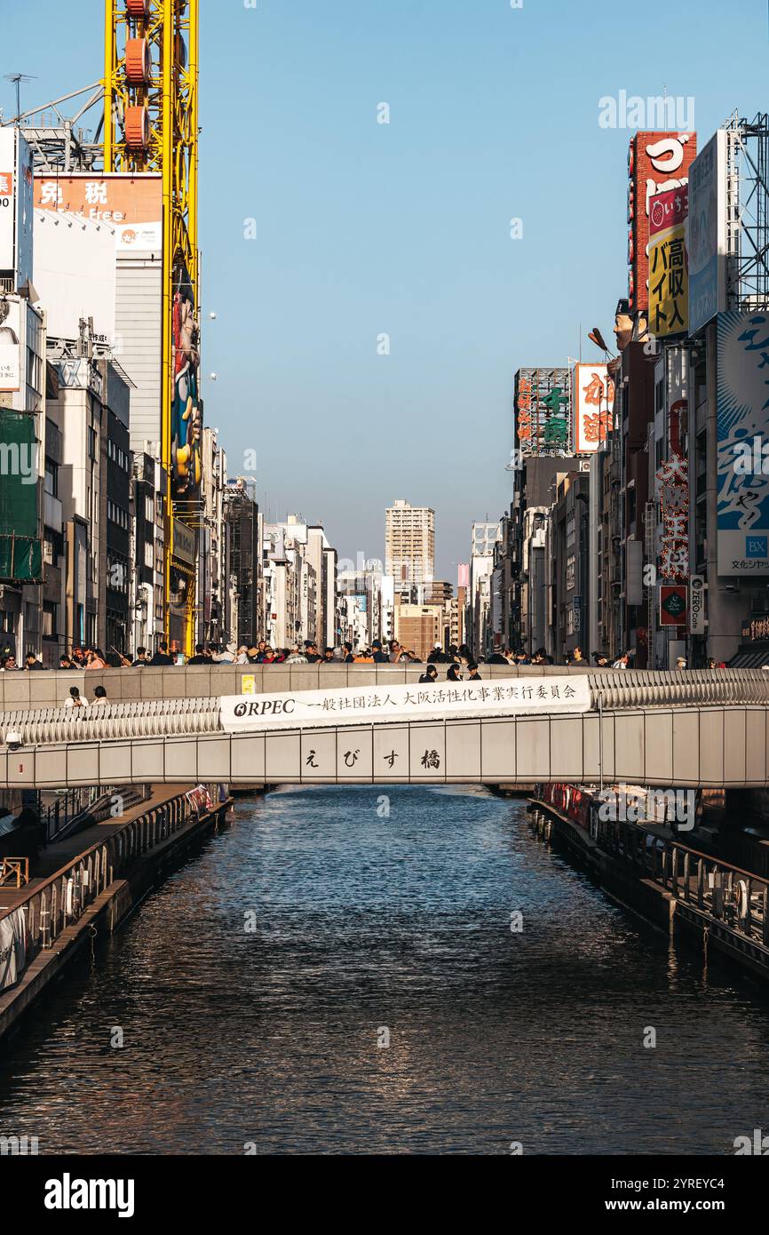 Dotonbori à Osaka, au Japon, est un quartier de divertissement dynamique connu pour ses néons, ses rues animées, ses monuments emblématiques et son atmosphère urbaine. Banque D'Images