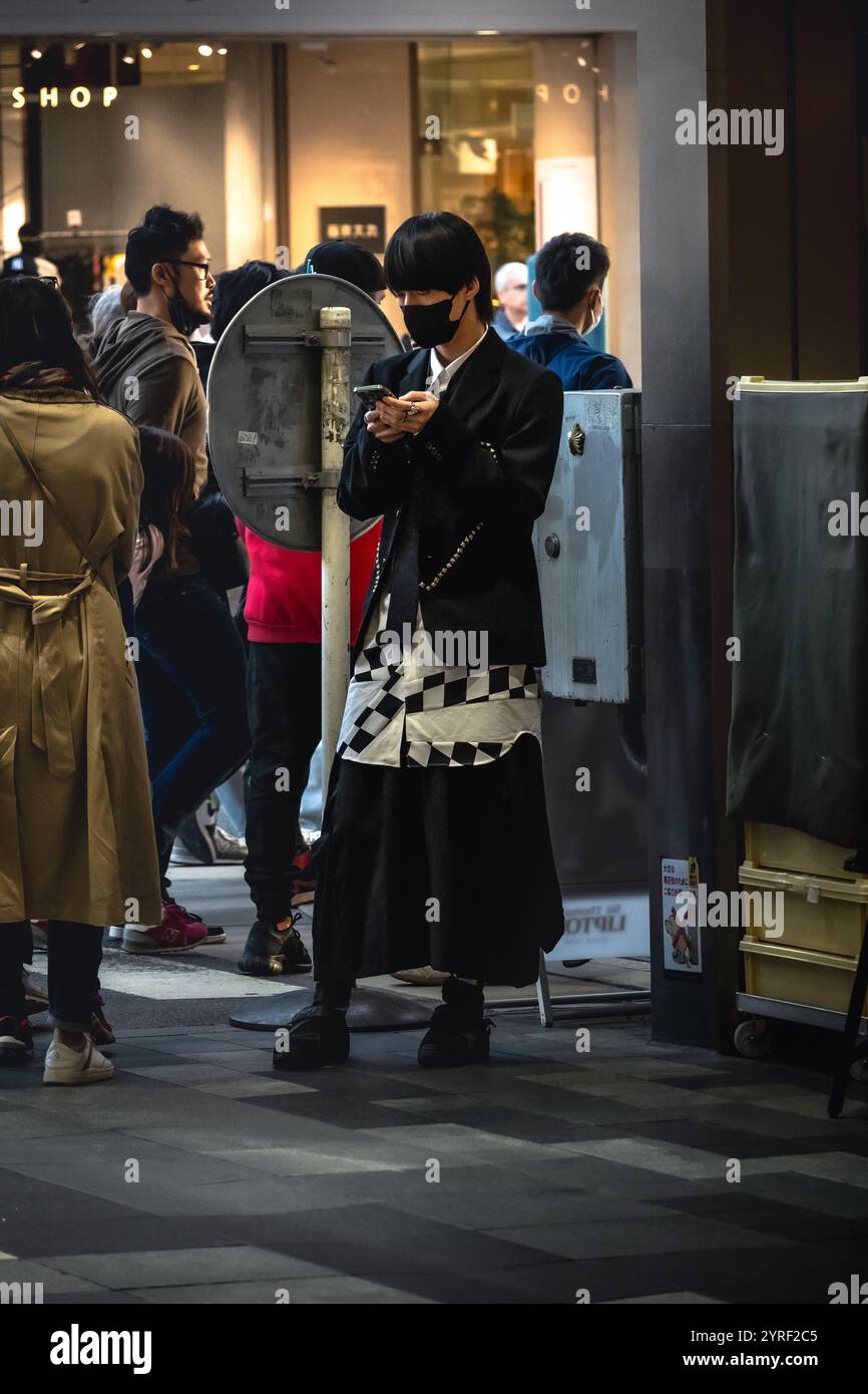 Des gens à la mode marchant dans les rues de Kyoto, mélangeant style moderne avec l'architecture et la culture japonaises traditionnelles. Banque D'Images