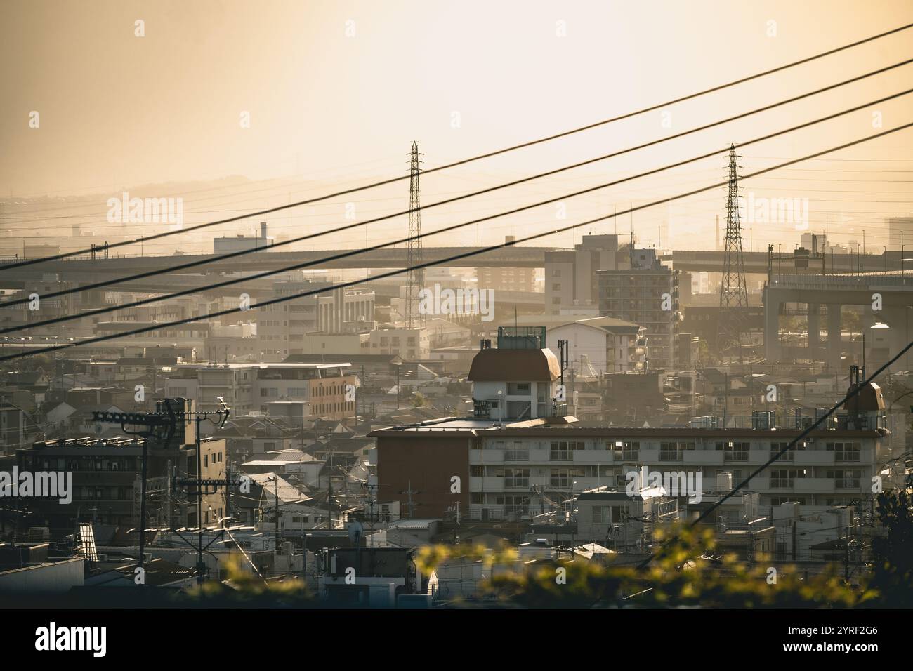 L'horizon de la ville de Kyoto au coucher du soleil révèle une vue imprenable sur la ville, avec son architecture traditionnelle et moderne baignée dans la lueur chaude du coucher du soleil. Banque D'Images