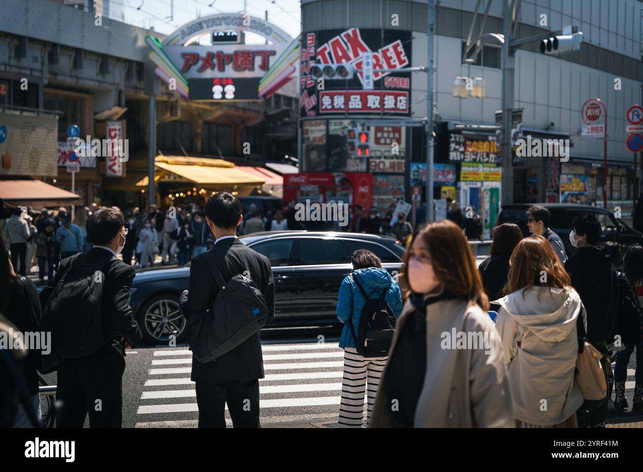 Une rue japonaise animée remplie de piétons, de panneaux au néon, de boutiques et d'une vie urbaine dynamique, reflétant l'énergie du Japon urbain. Banque D'Images