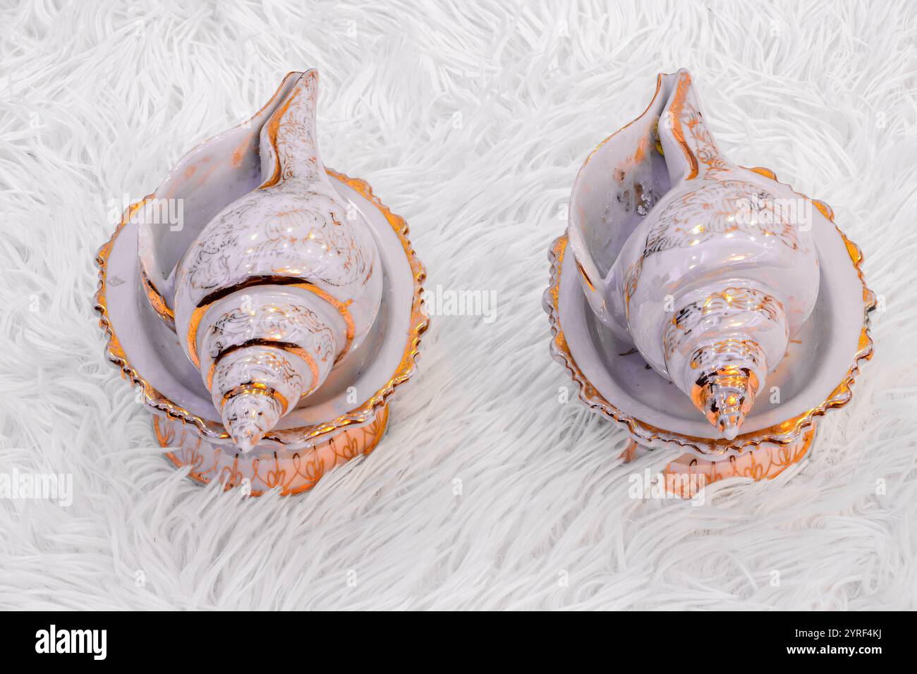 Un ensemble de deux coquilles de Conch et bols d'eau pour la bénédiction de l'eau dans la cérémonie de mariage en Thaïlande Banque D'Images