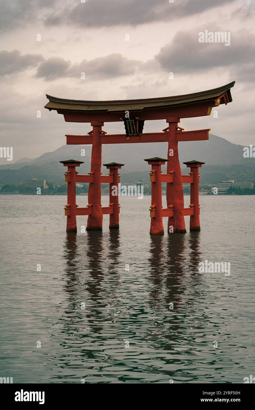 L'emblématique porte flottante Itsukushima Torii à Hiroshima, au Japon, se dresse majestueusement dans des eaux tranquilles, symbolisant la beauté spirituelle et le patrimoine. Banque D'Images