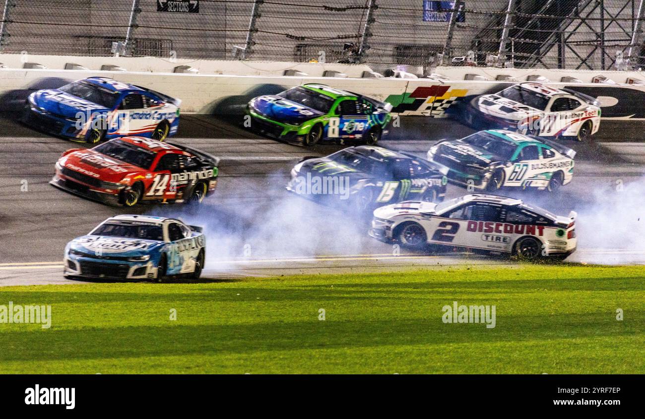 Daytona, États-Unis. 19 février 2024. Ross Chastain (1) et Austin Cindric (2) perdent le contrôle au départ du dernier tour de la 66e Daytona 500, le lundi 19 février 2024, à Daytona, en Floride. Photo par Edwin Locke/UPI crédit : UPI/Alamy Live News Banque D'Images