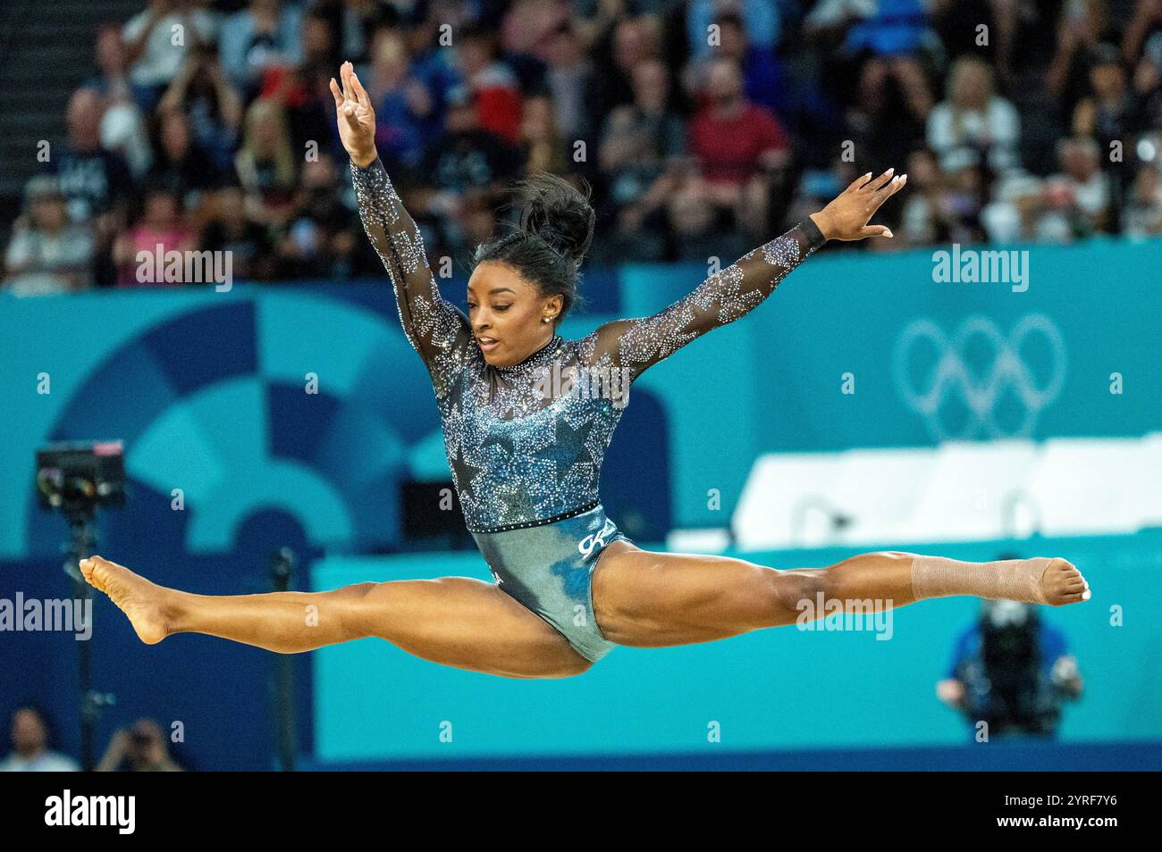 Paris, France. 28 juillet 2024. Simone Biles des États-Unis effectue un saut d'interrupteur lors de son exercice de routine sur le sol lors de la session de qualification de gymnastique artistique féminine aux Jeux olympiques d'été à la Bercy Arena à Paris, France, le dimanche 28 juillet 2024. Photo de Pat Benic/UPI crédit : UPI/Alamy Live News Banque D'Images