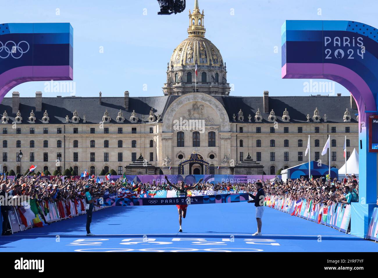 Paris, France. 10 août 2024. Tamirat Tola, éthiopien, franchit la ligne d'arrivée pour remporter la médaille d'or du marathon masculin aux Jeux Olympiques d'été de Paris 2024 à Paris, France, le samedi 10 août 2024. Photo de Giancarlo Colombo/UPI crédit : UPI/Alamy Live News Banque D'Images