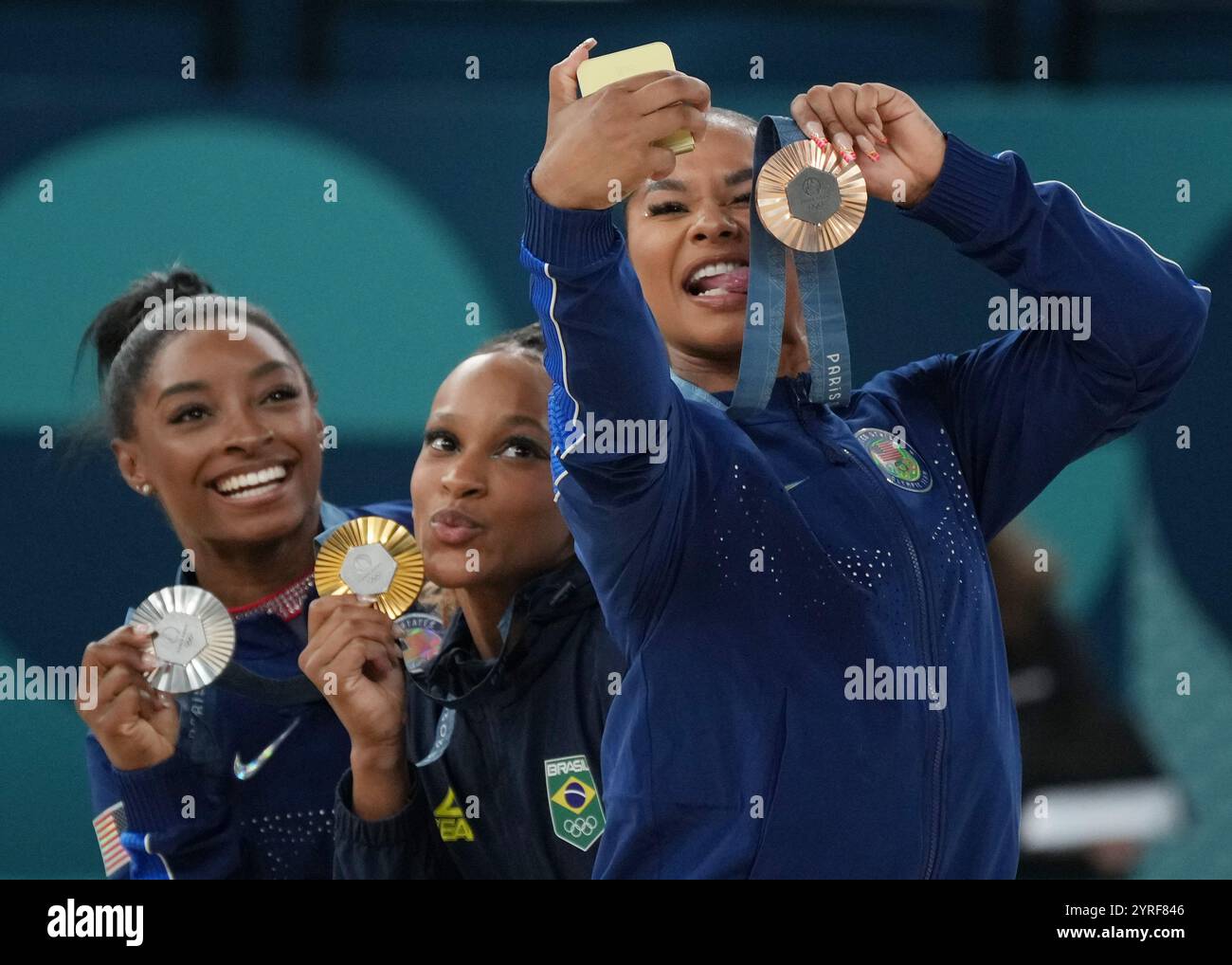 Paris, France. 05 août 2024. La médaillée d'or finale de l'exercice de gymnastique féminine au sol Rebeca Andrade, du Brésil (C), la médaillée d'argent Simone Biles, des États-Unis (l) et la médaillée de bronze Jordan Chiles, des États-Unis, posent pour un selfie sur le podium aux Jeux Olympiques de Paris 2024 à Paris, France, le lundi 5 août 2024. La médaille de bronze est toujours contestée. Photo de Pat Benic/UPI crédit : UPI/Alamy Live News Banque D'Images