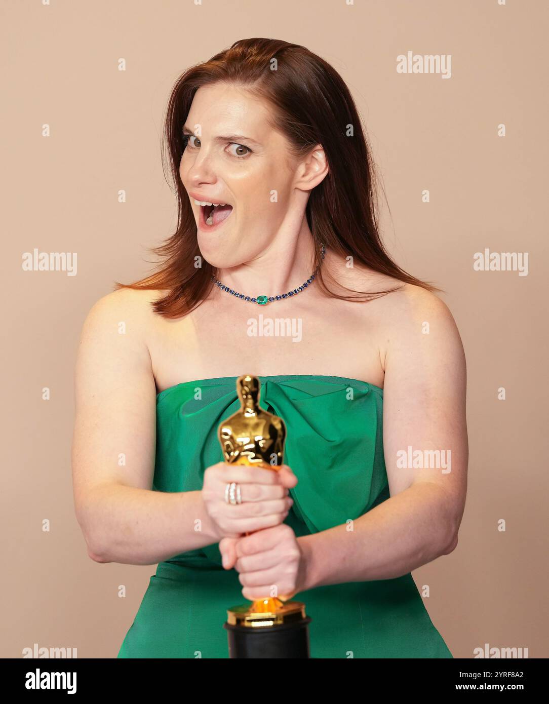 Hollywood, États-Unis. 10 mars 2024. Jennifer lame, de 'Oppenheimer', célèbre les coulisses avec son Oscar du meilleur montage cinématographique lors de la 96e cérémonie annuelle des Academy Awards à Los Angeles, Californie, le dimanche 10 mars 2024. Depuis 1929, les Oscars ont reconnu l'excellence dans les réalisations cinématographiques. Photo de Pat Benic/UPI crédit : UPI/Alamy Live News Banque D'Images