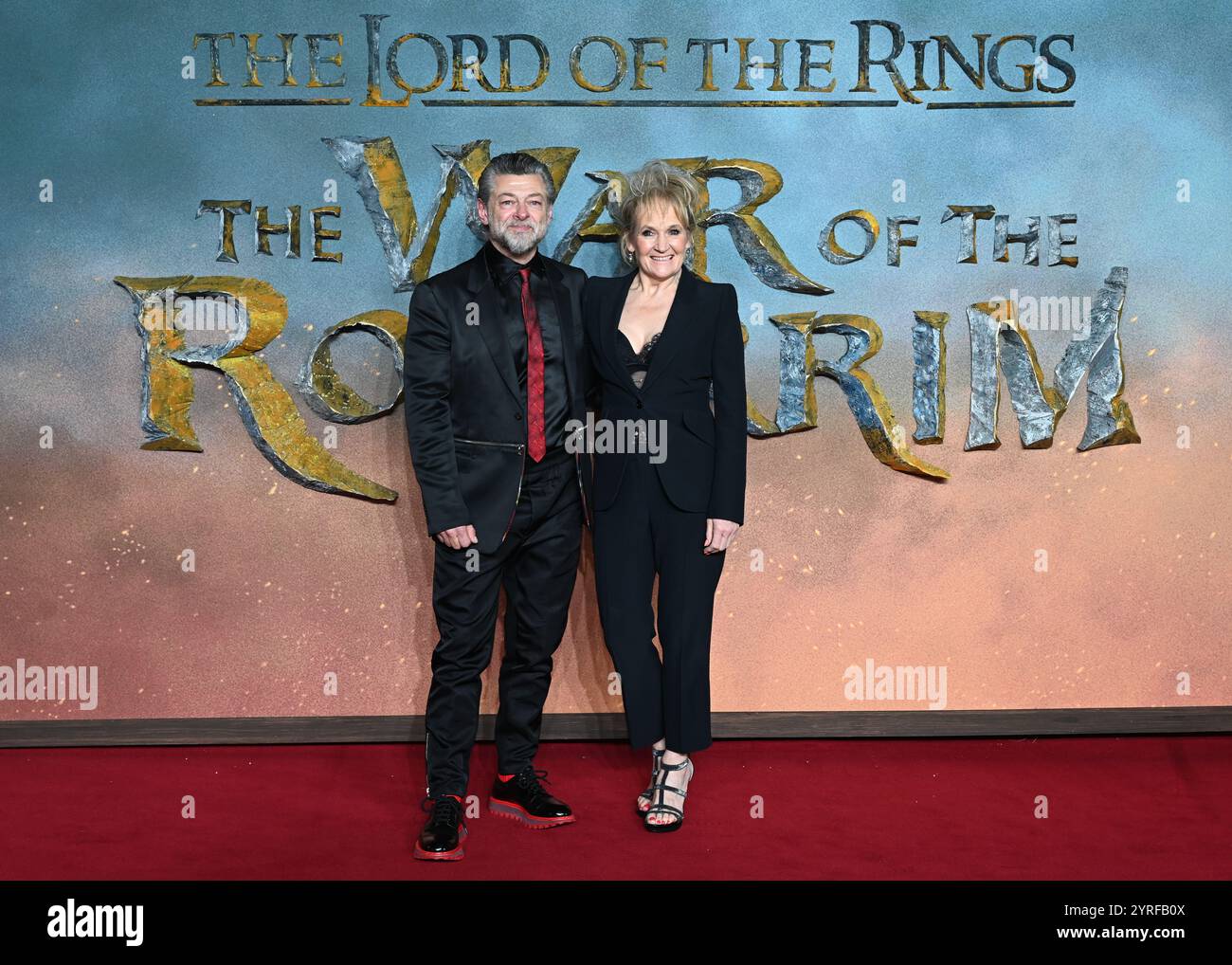 LONDRES, ROYAUME-UNI. 3 décembre 2024. Andy Serkis et Lorraine Ashbourne assistent à la première mondiale de « le Seigneur des anneaux : la guerre des Rohirrim » qui sortira au Royaume-Uni et en Irlande le 13 décembre 2024 par Warner Bros Photos à Odeon luxe Leicester Square, Londres, Royaume-Uni. (Photo de 李世惠/Voir Li/Picture Capital) crédit : Voir Li/Picture Capital/Alamy Live News Banque D'Images