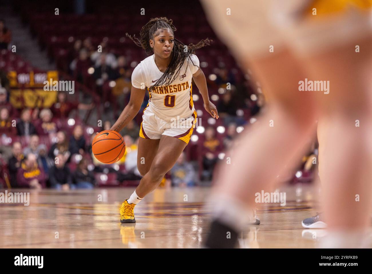 Minneapolis, Minnesota, États-Unis. 3 décembre 2024. Le joueur de l'Université du Minnesota ALEXSIA ROSE dribble devant un défenseur. L'Université du Minnesota et l'Université de Floride du Nord se sont affrontées à Williams Arena à Minneapolis Minnesota le 3 décembre L'Université du Minnesota a été victorieuse, gagnant par un score de 90-44. (Crédit image : © Michael Turner/ZUMA Press Wire) USAGE ÉDITORIAL SEULEMENT! Non destiné à UN USAGE commercial ! Banque D'Images