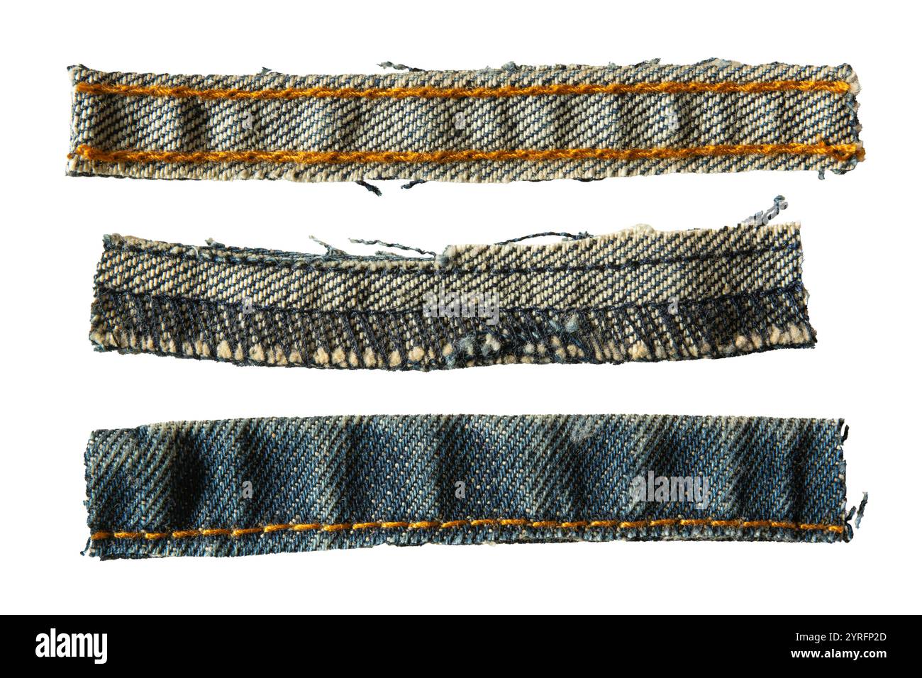 Bandes de tissu Jeans avec des coutures et des points sur fond blanc avec chemin de découpage Banque D'Images