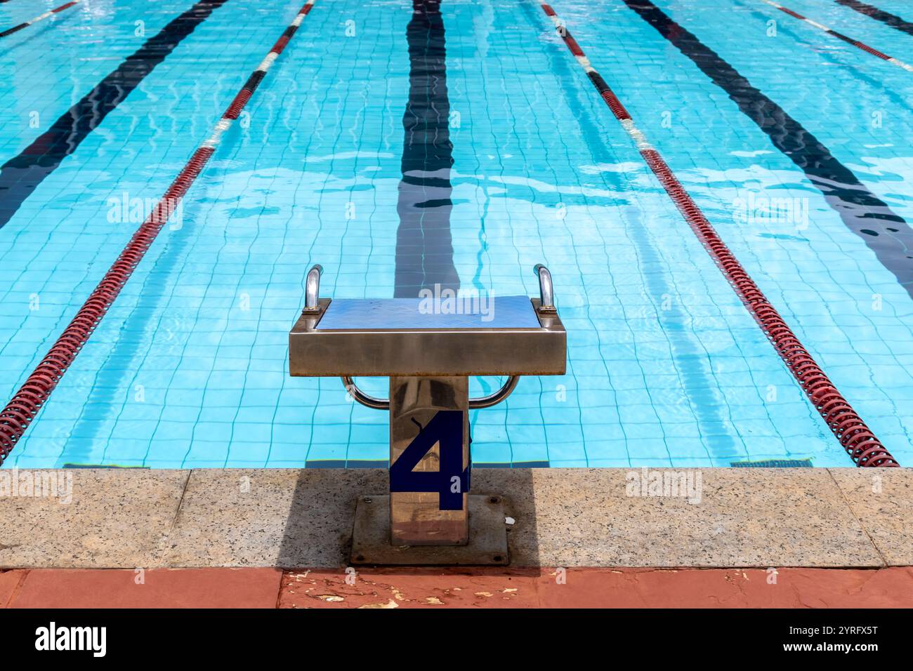 Plates-formes de départ avec le numéro 4 pour les courses de natation et les compétitions au Brésil. Piscine bloc de départ No.4. Concept sport et natation Banque D'Images