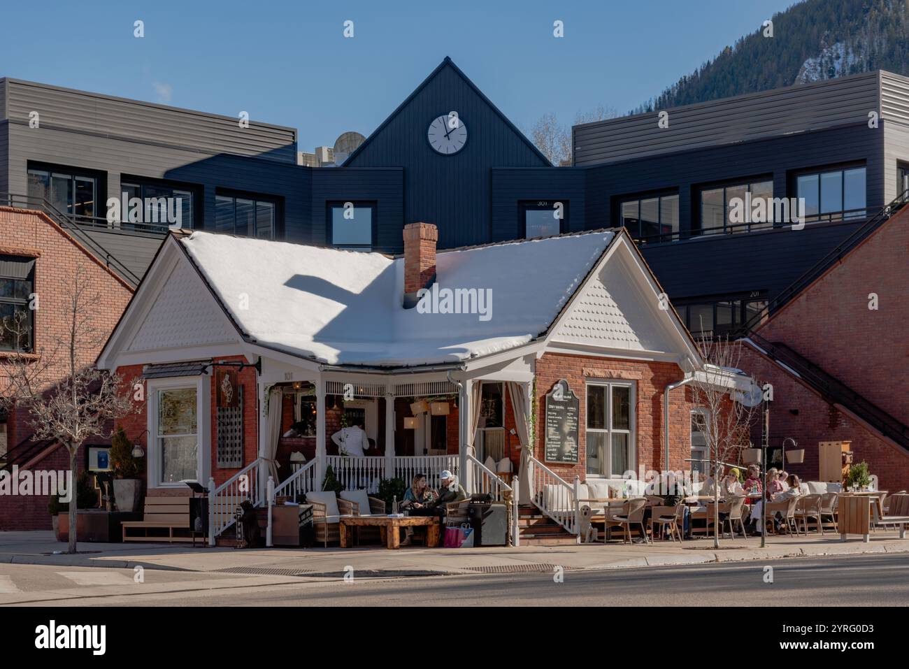 Bear Den Aspen, un bistro et bar à vin avec des sièges en plein air, le jour de l'hiver à Aspen, Colorado, États-Unis. Banque D'Images