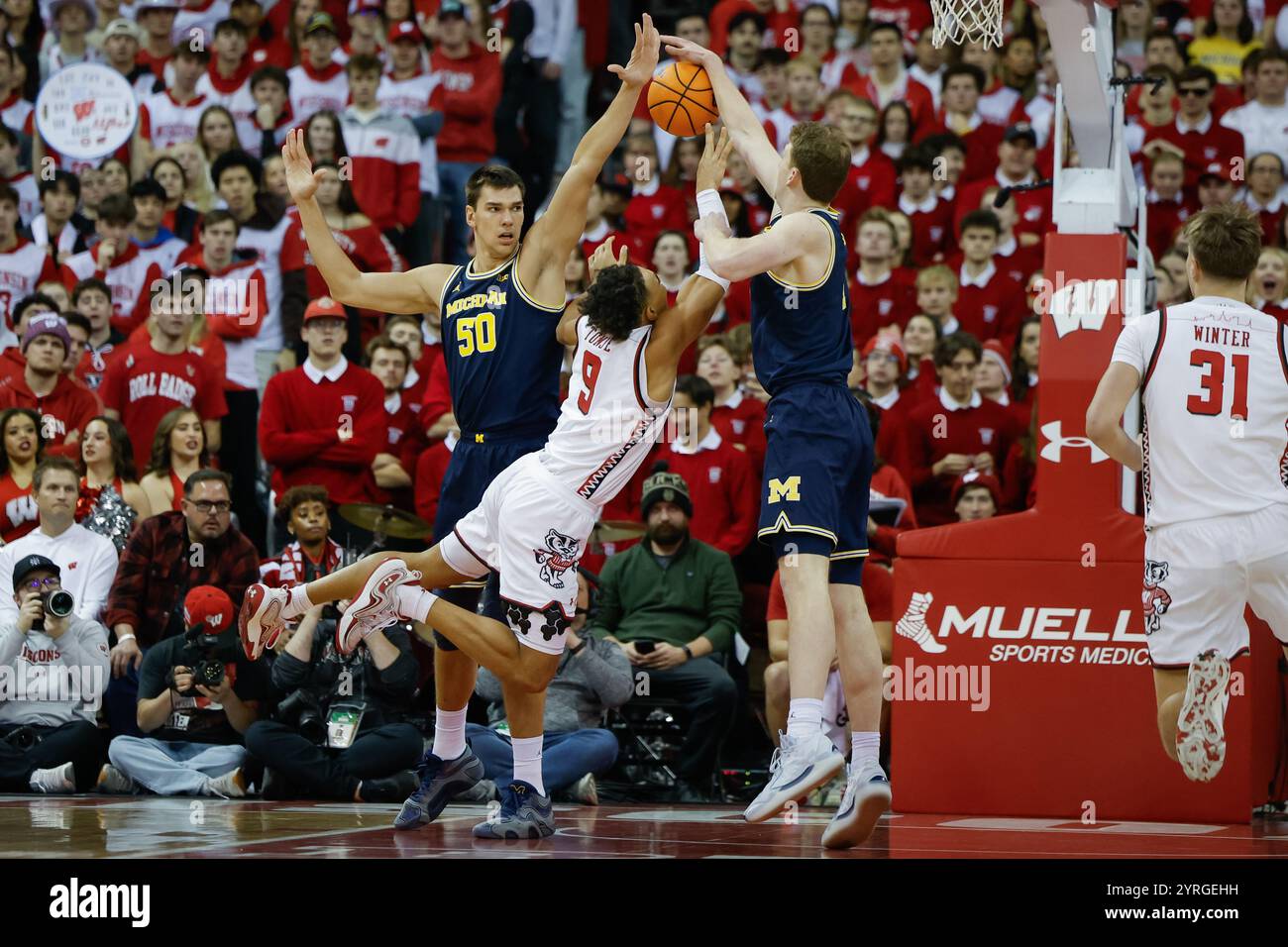 Madison, WI, États-Unis. 3 décembre 2024. John Tonje (9), le garde des Wisconsin Badgers, a son tir bloqué par le centre des Michigan Wolverines Danny Wolf (1) pendant le match de basket-ball de la NCAA entre les Michigan Wolverines et les Wisconsin Badgers au Kohl Center de Madison, WISCONSIN. Darren Lee/CSM/Alamy Live News Banque D'Images