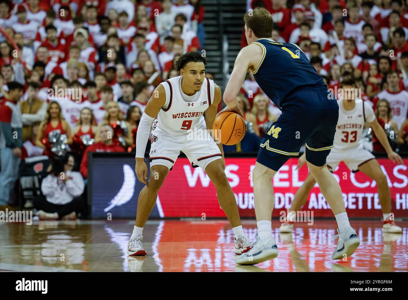 Madison, WI, États-Unis. 3 décembre 2024. Le garde des Wisconsin Badgers John Tonje (9) défend le centre des Michigan Wolverines Danny Wolf (1) pendant le match de basket-ball de la NCAA entre les Michigan Wolverines et les Wisconsin Badgers au Kohl Center de Madison, WISCONSIN. Darren Lee/CSM/Alamy Live News Banque D'Images