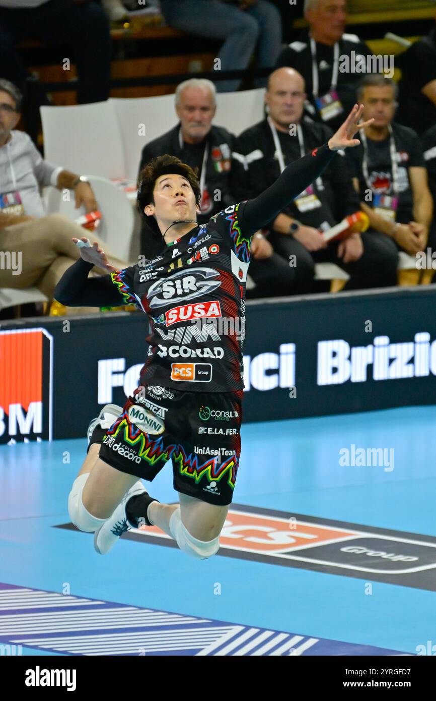 Yuki ISHIKAWA saute pour le service lors de Sir Susa Vim PERUGIA vs CUCINE Lube CIVITANOVA, 6ème match saison régulière Superlega Credem Banca - Championnat d'Italie de volleyball masculin à PalaBarton Perugia IT, 3 novembre 2024. Crédit : Michele Benda/AFLO/Alamy Live News Banque D'Images