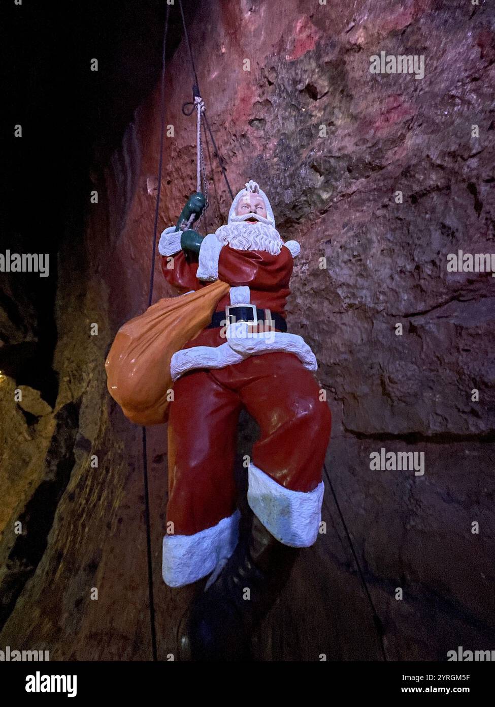 Père Noël à l'attraction touristique Wookey Hole, Somerset, Royaume-Uni - Image de stock capturée avec un smartphone