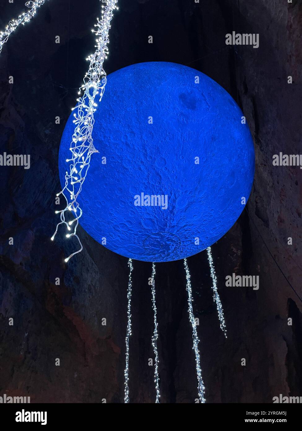Sculpture de lune bleue et lumières de Noël à l'attraction touristique Wookey Hole, Somerset, Royaume-Uni. - Image de stock capturée avec un smartphone