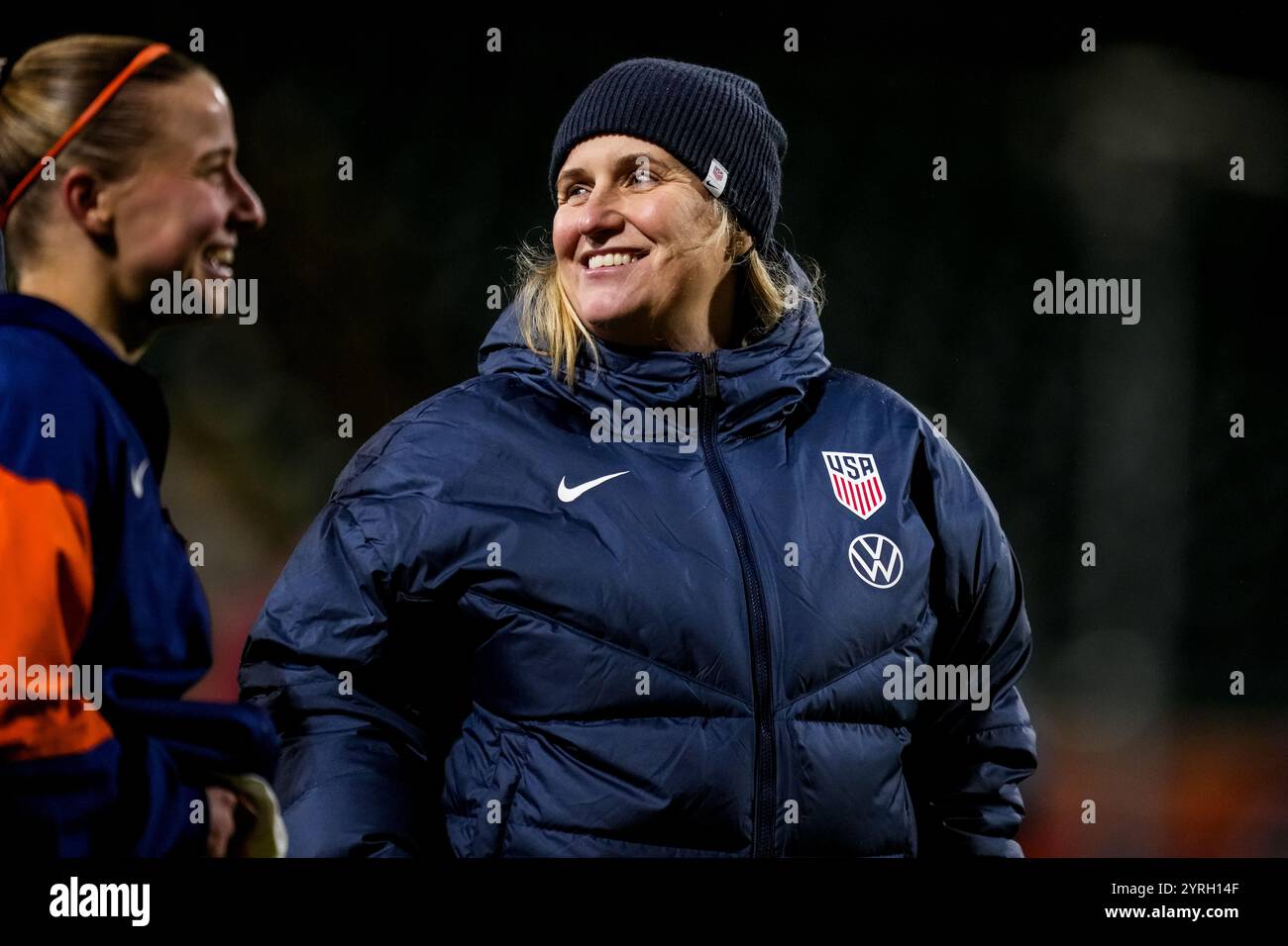 La Haye, pays-Bas. 03 décembre 2024. LA HAYE, PAYS-BAS - 3 DÉCEMBRE : Emma Hayes, entraîneure-chef des États-Unis, suit le match amical international entre les pays-Bas et les États-Unis au stade ADO Den Haag le 3 décembre 2024 à la Haye, pays-Bas. (Photo de René Nijhuis/MB Media) crédit : MB Media solutions/Alamy Live News Banque D'Images