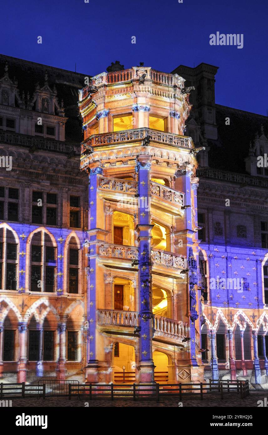 FRANCE. LOIR-ET-CHER (41). BLOIS. COUR INTÉRIEURE DU CHÂTEAU ROYAL AU SON ET À LA LUMIÈRE 'SI BLOIS VOUS EST DIT'. L'ESCALIER MONUMENTAL DU F. Banque D'Images