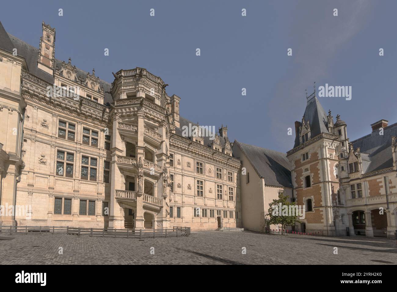 FRANCE. LOIR-ET-CHER (41) VALLÉE DE LA LOIRE. CHÂTEAU DE BLOIS. L'ESCALIER HELOCOIDAL DE L'AILE FRANÇOIS I EST LE PLUS CÉLÈBRE ET LE PLUS EMBLÉMATIQUE DU CHÂTEAU Banque D'Images