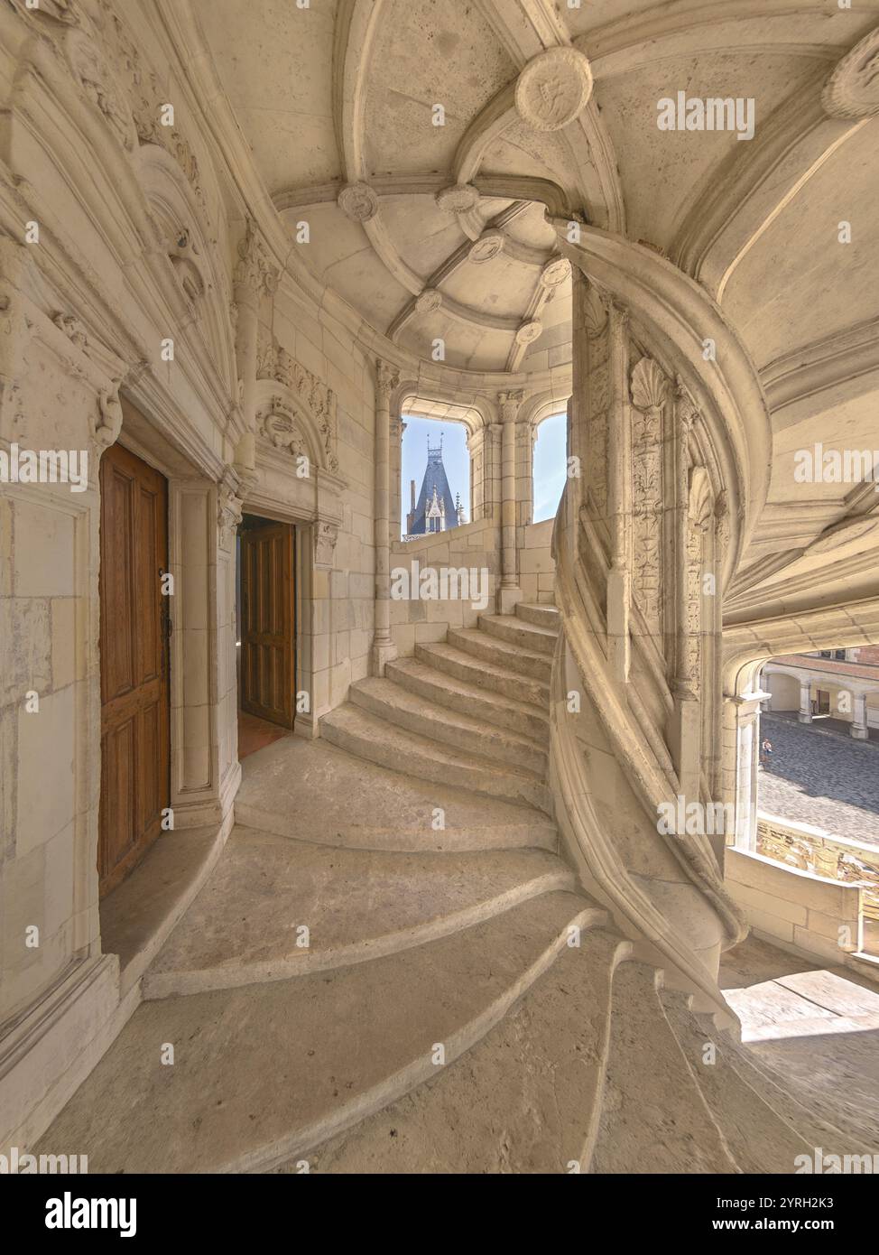 FRANCE. LOIR-ET-CHER (41) VALLÉE DE LA LOIRE. CHÂTEAU DE BLOIS. L'ESCALIER HELOCOIDAL DE L'AILE FRANÇOIS I EST LE PLUS CÉLÈBRE ET LE PLUS EMBLÉMATIQUE DU CHÂTEAU Banque D'Images