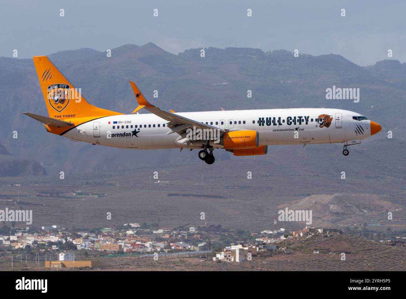 Corendon Airlines Europe Boeing 737 avec livrée spéciale Hull City atterrissant à l'aéroport de Gran Canaria. Banque D'Images