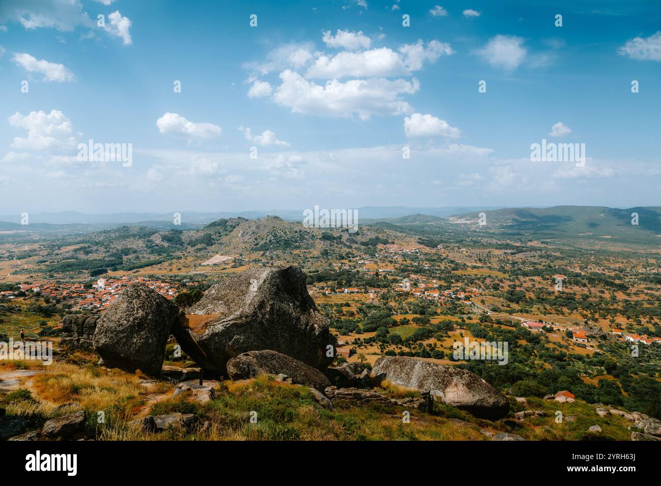 Monsanto, un village historique au portugal, offre une vue imprenable avec de grands rochers au premier plan et un paysage pittoresque Banque D'Images