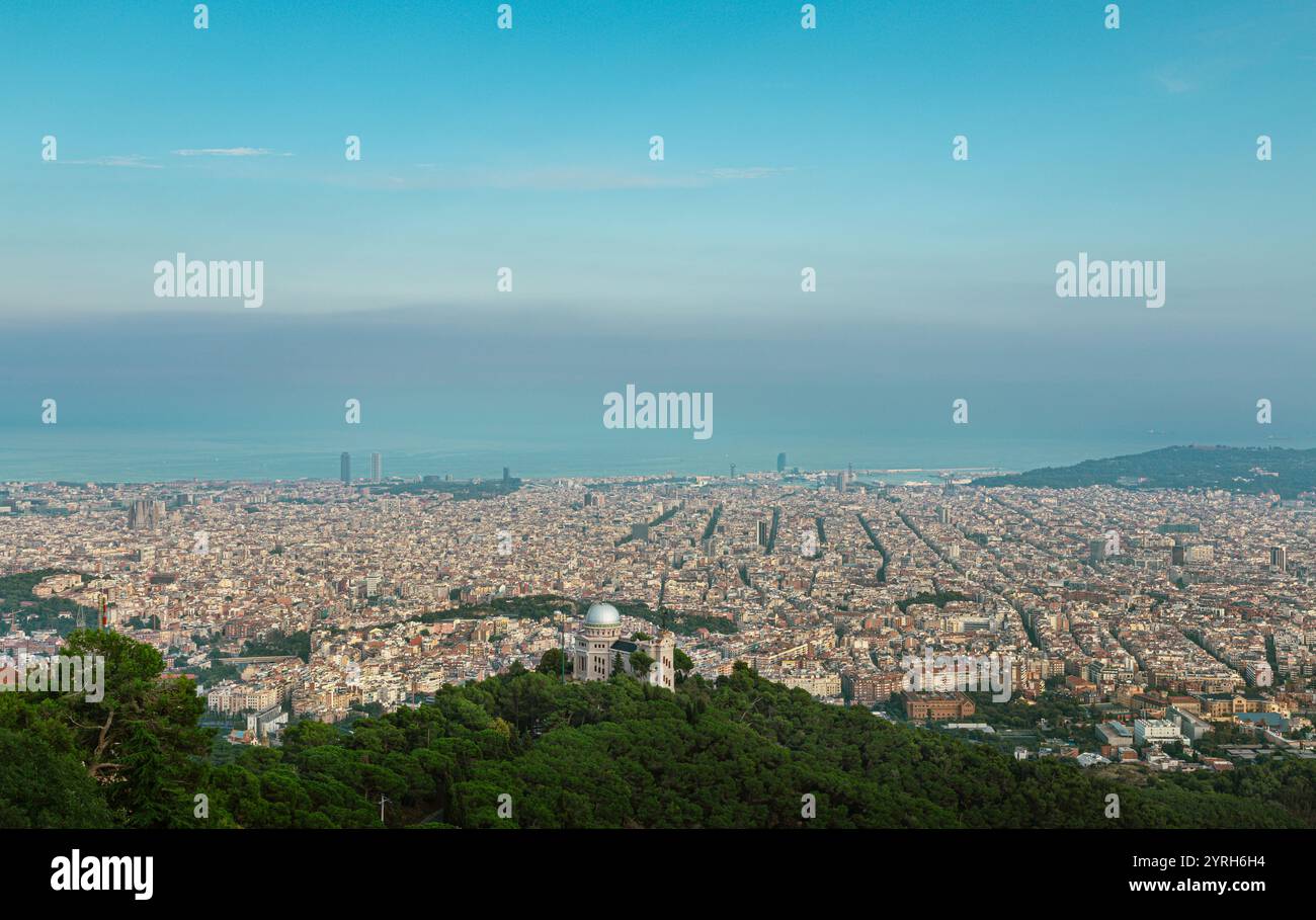 Vue panoramique de la ville de barcelone, montrant son étendue urbaine, s'étendant vers la mer méditerranée , vue depuis la montagne tibidabo Banque D'Images