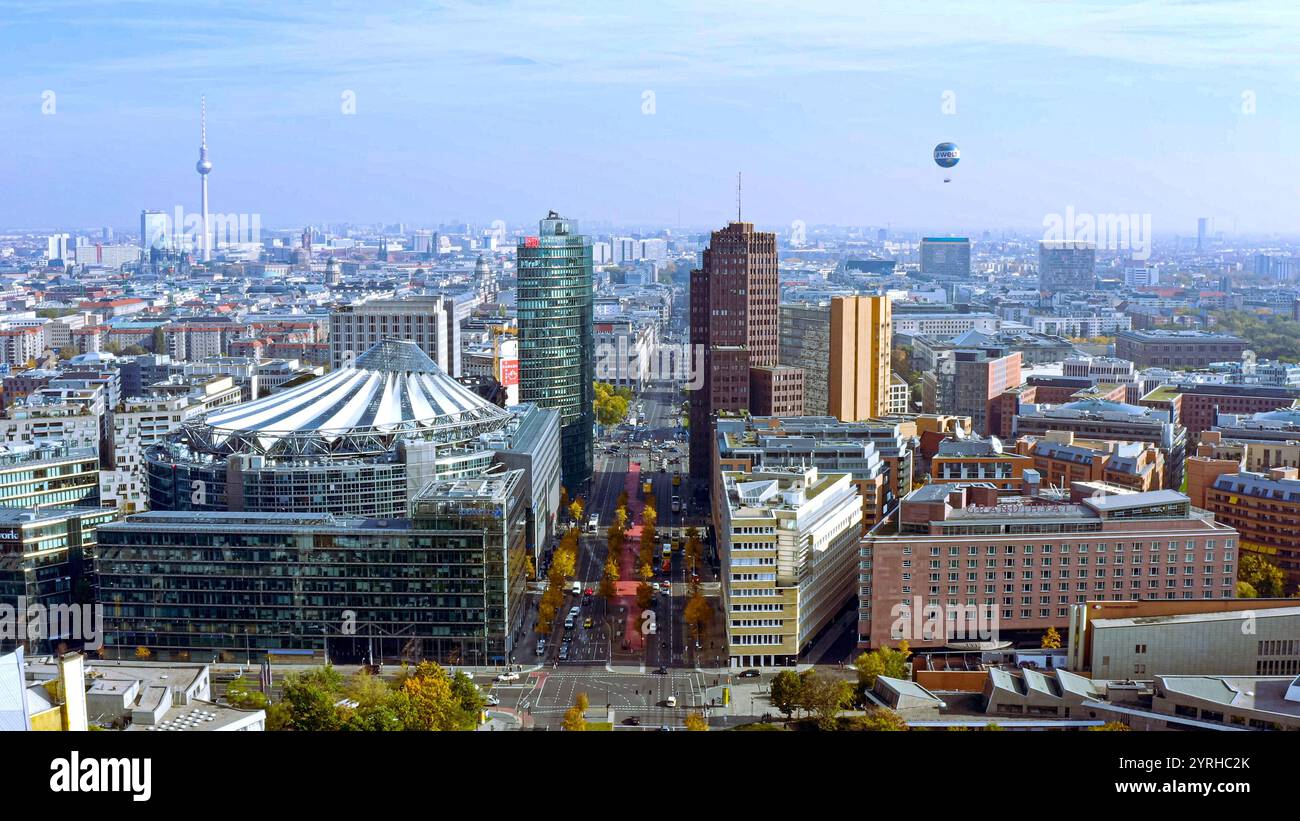 Vue aérienne époustouflante de la Potsdamer Platz de Berlin, présentant une architecture moderne, des rues animées de la ville et des monuments emblématiques comme la Tour de télévision Banque D'Images