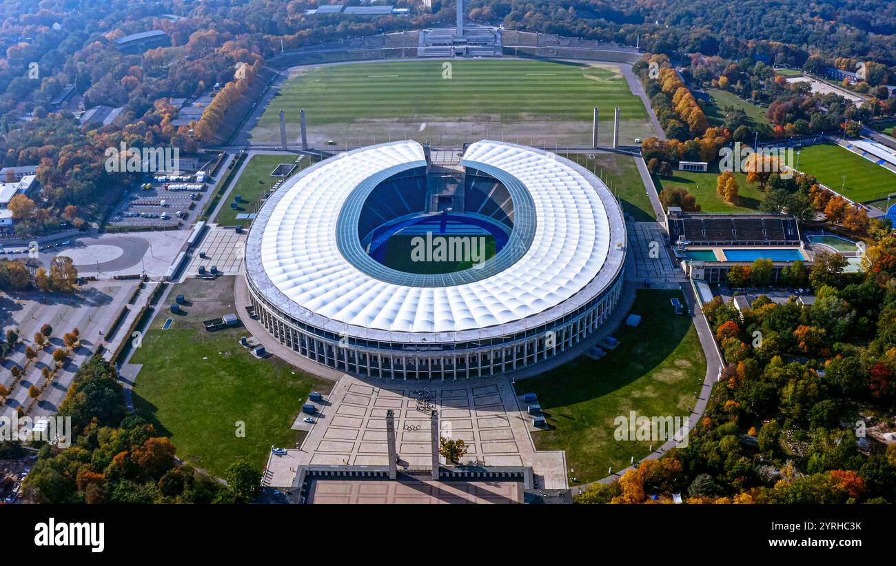 Vue aérienne de l'Olympiastadion Berlin, un stade sportif historique et moderne entouré d'un feuillage automnal animé. Parfait pour l'architecture et le sport Banque D'Images