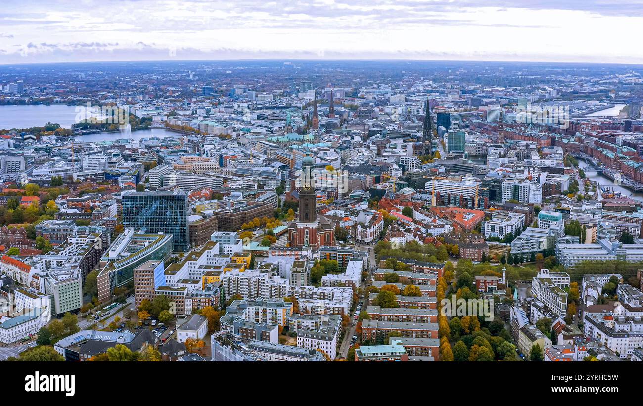 Une vue aérienne à couper le souffle de Hambourg, en Allemagne, a créé l'église de Michael au milieu d'un horizon urbain dynamique. Parfait pour les voyages, l'architecture et le paysage urbain Banque D'Images