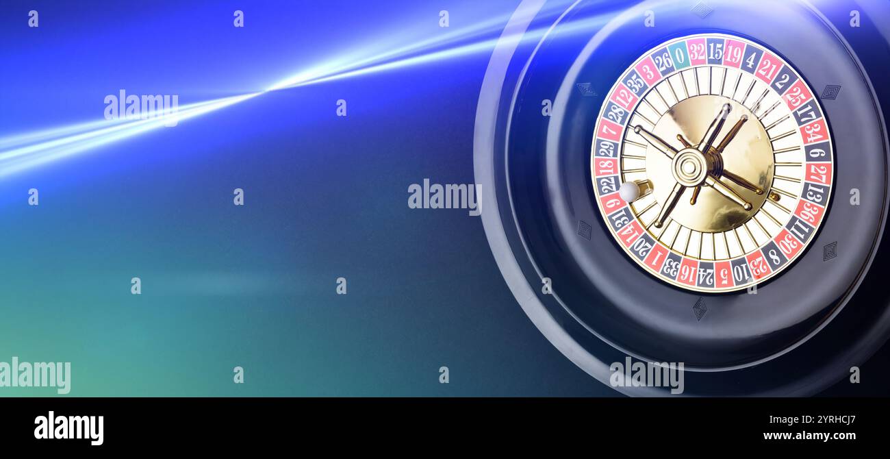 Détail de la roulette de casino avec boule sur le neuf rouge sur fond isolé noir. Vue de dessus. Banque D'Images