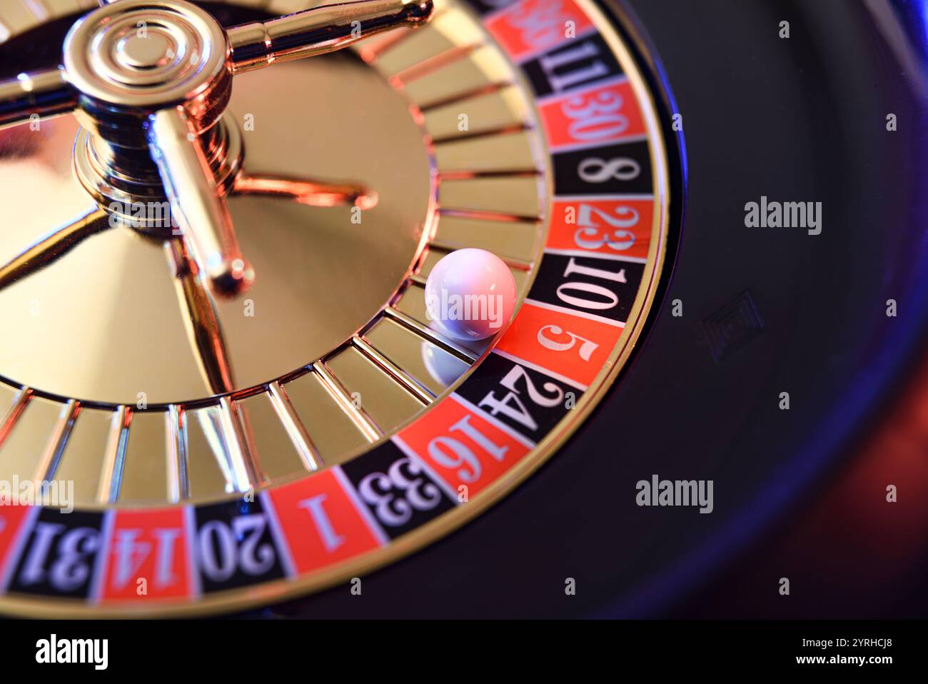 Détail de boule fixé sur le cinq rouge d'une roue de roulette de casino. Vue surélevée. Banque D'Images