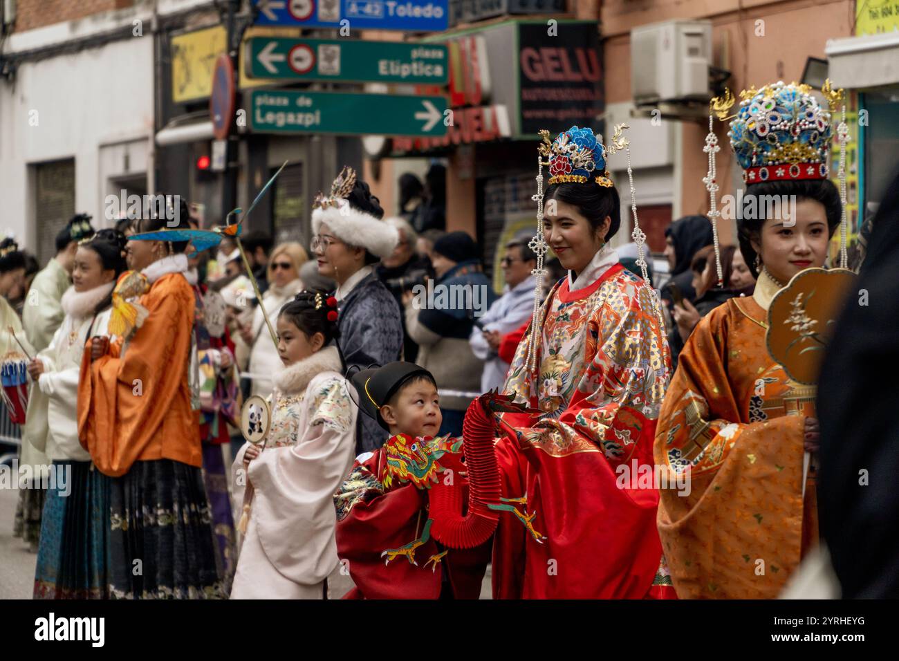Madrid, Espagne;02112024 : costumes traditionnels et joyeux défilé dans les rues de Madrid pour le nouvel an chinois Banque D'Images