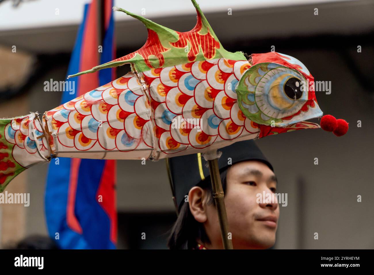Homme chinois défilant avec la lampe chinoise de poisson sur la célébration du nouvel an chinois Banque D'Images