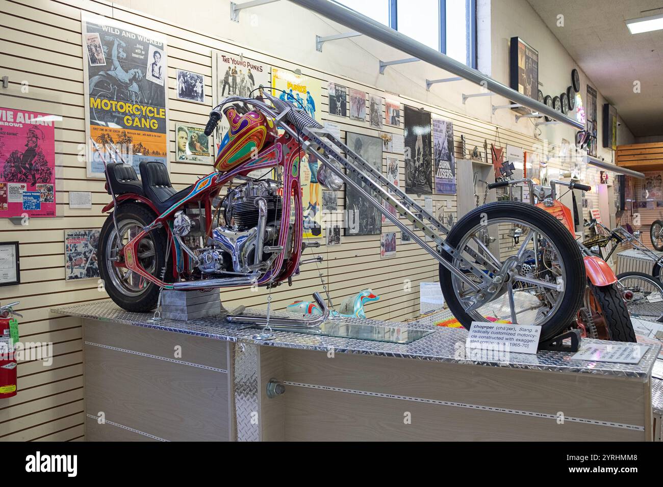 Un magnifique vélo chopper 1959 BSA personnalisé et coloré exposé au Motorcycle Museum de Newburgh, New York. Banque D'Images