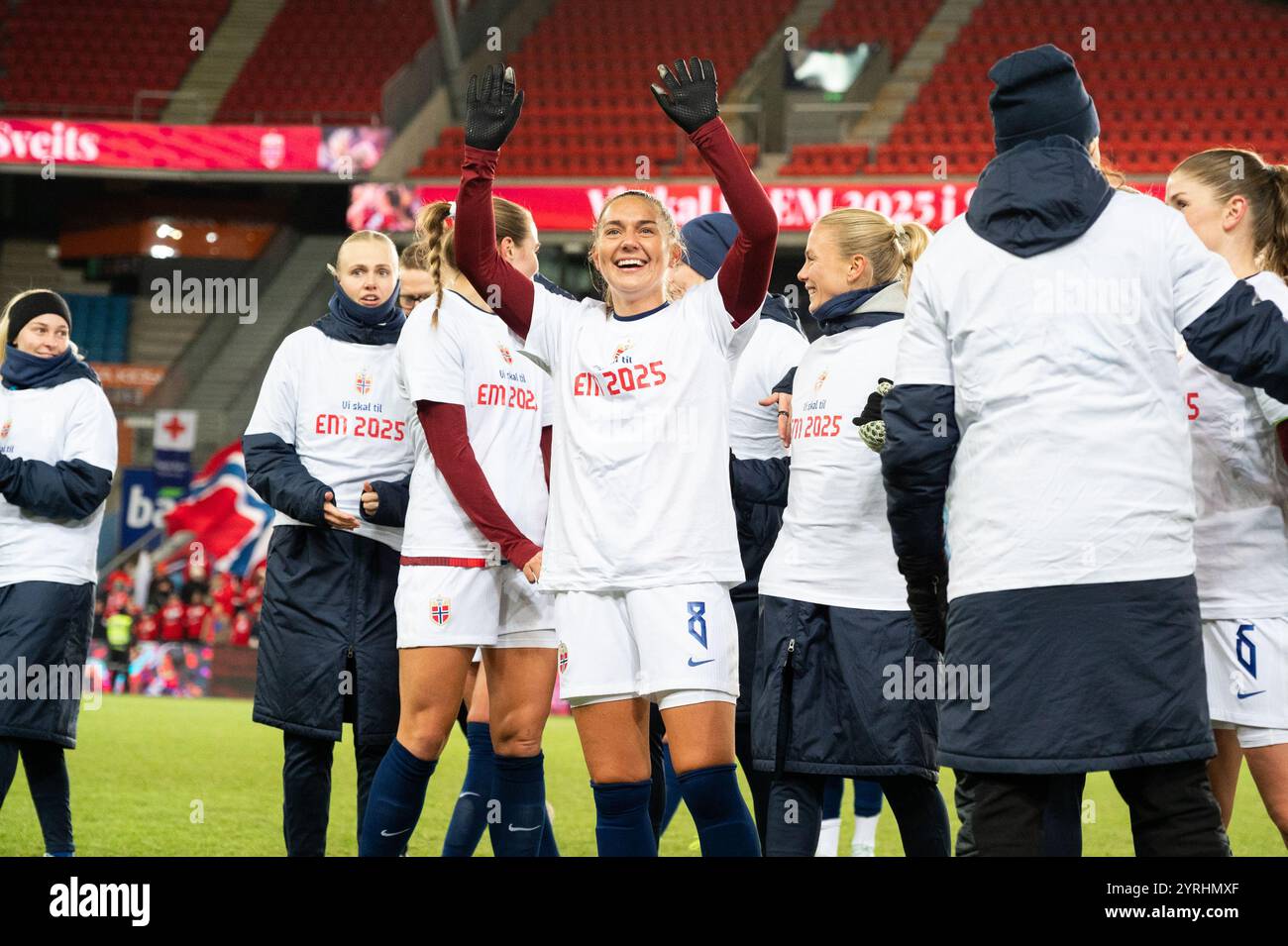 Oslo, Norvège. 03 décembre 2024. Vilde Boe Risa (8 ans), norvégienne, porte un t-shirt disant que nous allons à l'EURO 2025 après le match de play-off de l'UEFA EURO entre la Norvège et l'Irlande du Nord au stade Ullevaal à Oslo. Crédit : Gonzales photo/Alamy Live News Banque D'Images