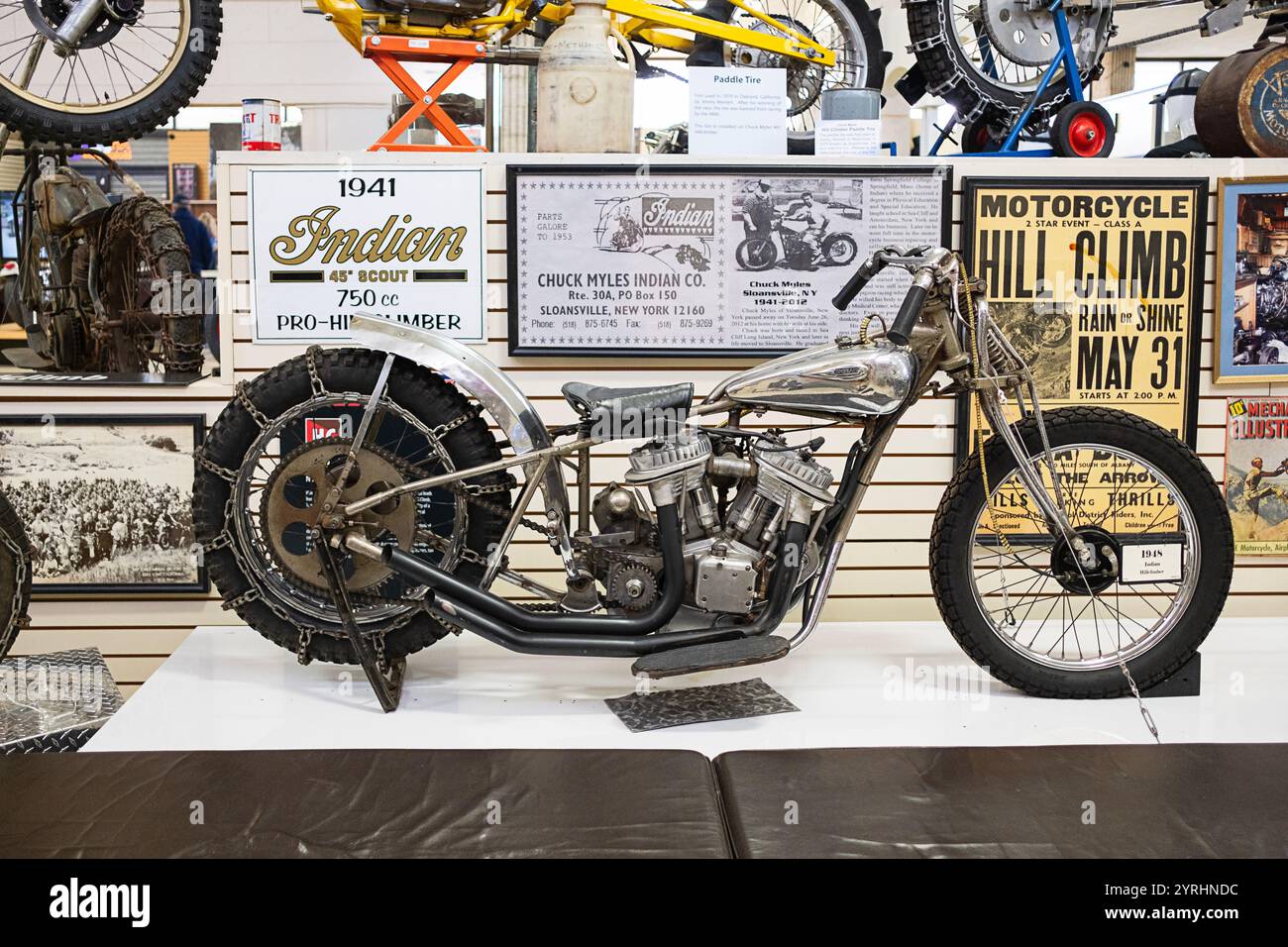 Une moto indienne Scout de 1951 de 45 pieds avec un moteur de 750 cm3 exposé au Motorcycle Museum de Newburgh, New York. Banque D'Images